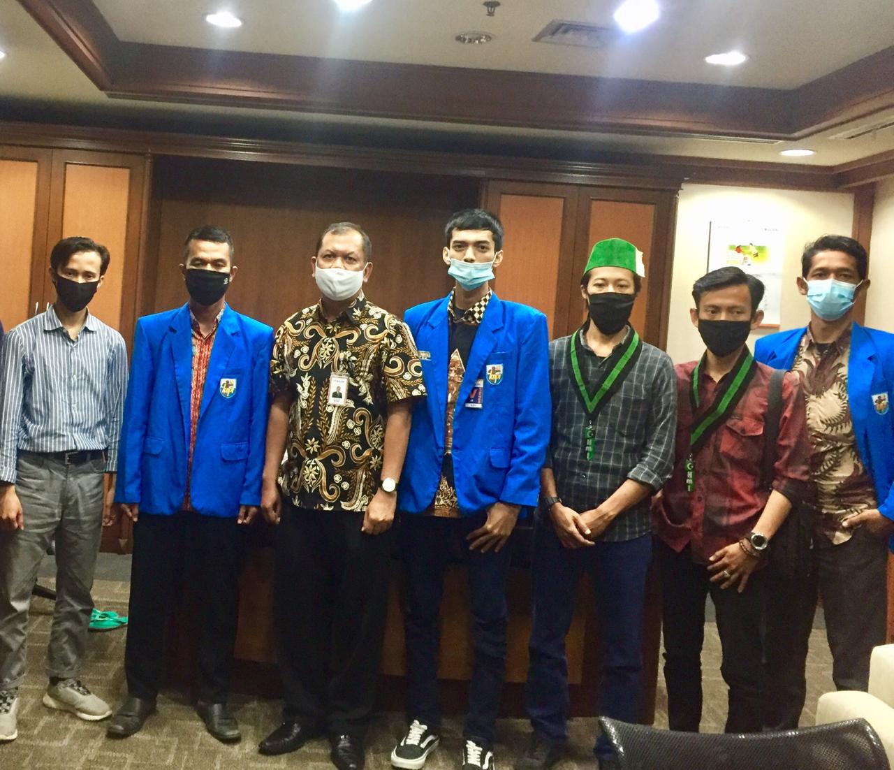 Rombongan KNPI Kabupaten Bogor seusai melaporkan temuan beras bansos Bulog kurang berkualitas di kantor Perum Bulog, Jakarta.