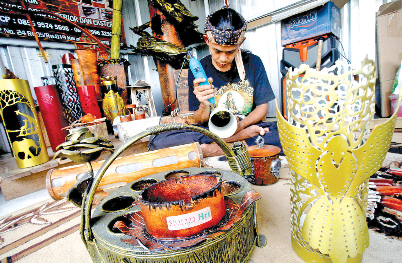 Perajin menyelesaikan kerajinan berbahan limbah pipa paralon di Sharaga Art, Karadenan, Cibinong, Kabupaten Bogor, Jawa Barat.