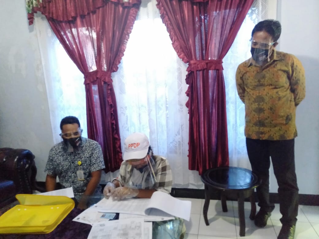 Ketua Bawaslu Provinsi Maluku Utara, Muksin Amrin (berdiri)