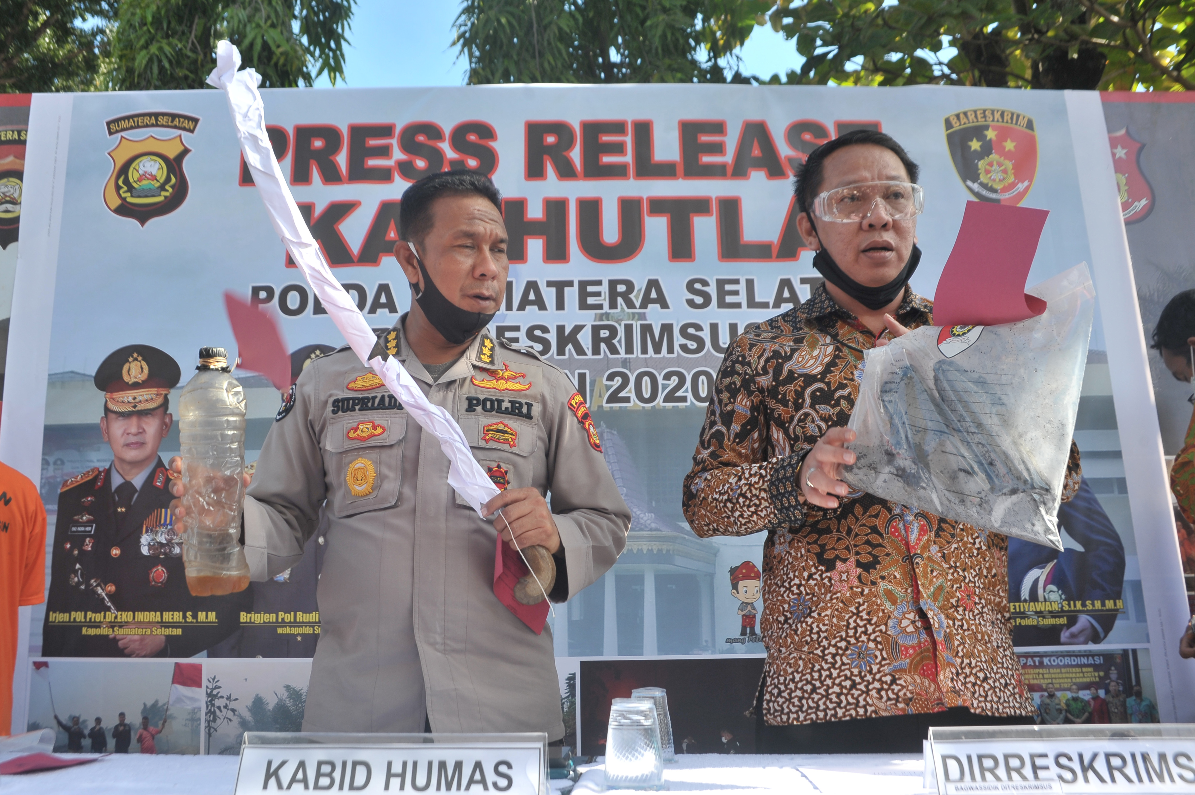 RILIS TERSANGKA PEMBAKAR LAHAN DI SUMATERA SELATAN: Dir Reskrimsus Polda Sumatera Selatan Kombes Pol Anton Setyawan (kanan)  