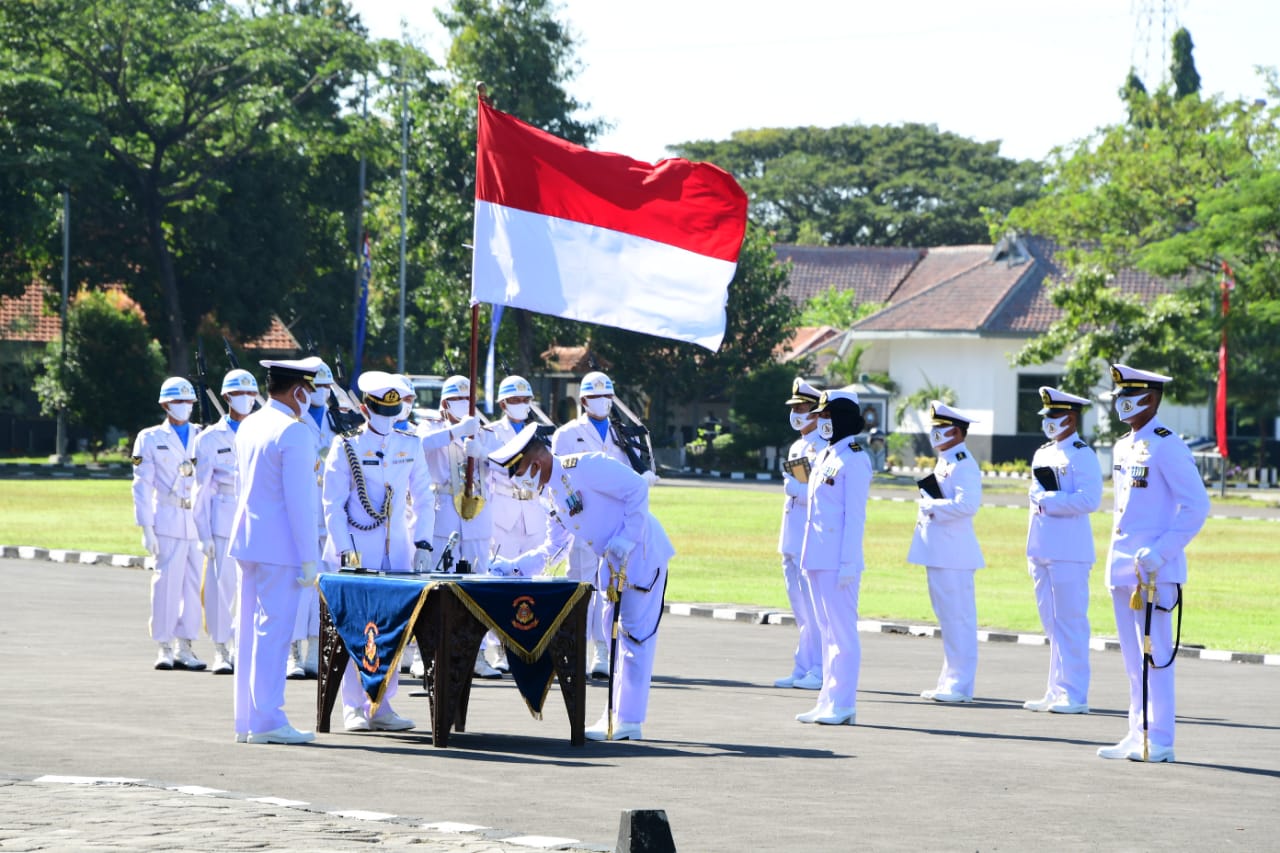 Kasal Pimpin Upacara Prasetya Perwira Diktukpa TNI AL Angkatan ke-49, di Surabaya.