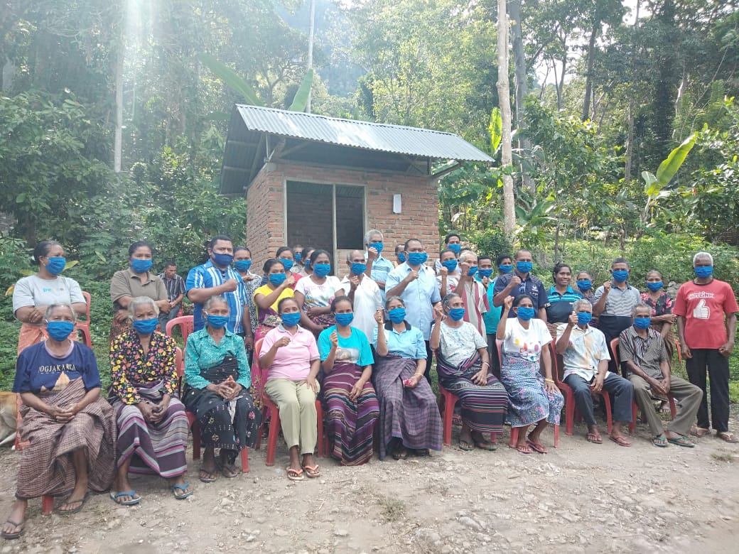 Ketua Fraksi Partai NasDem Provinsi NTT, Alexander Take Ofong saat reses menemui warga Desa Udak Melomata, Lembata, Minggu (12/7/2020)