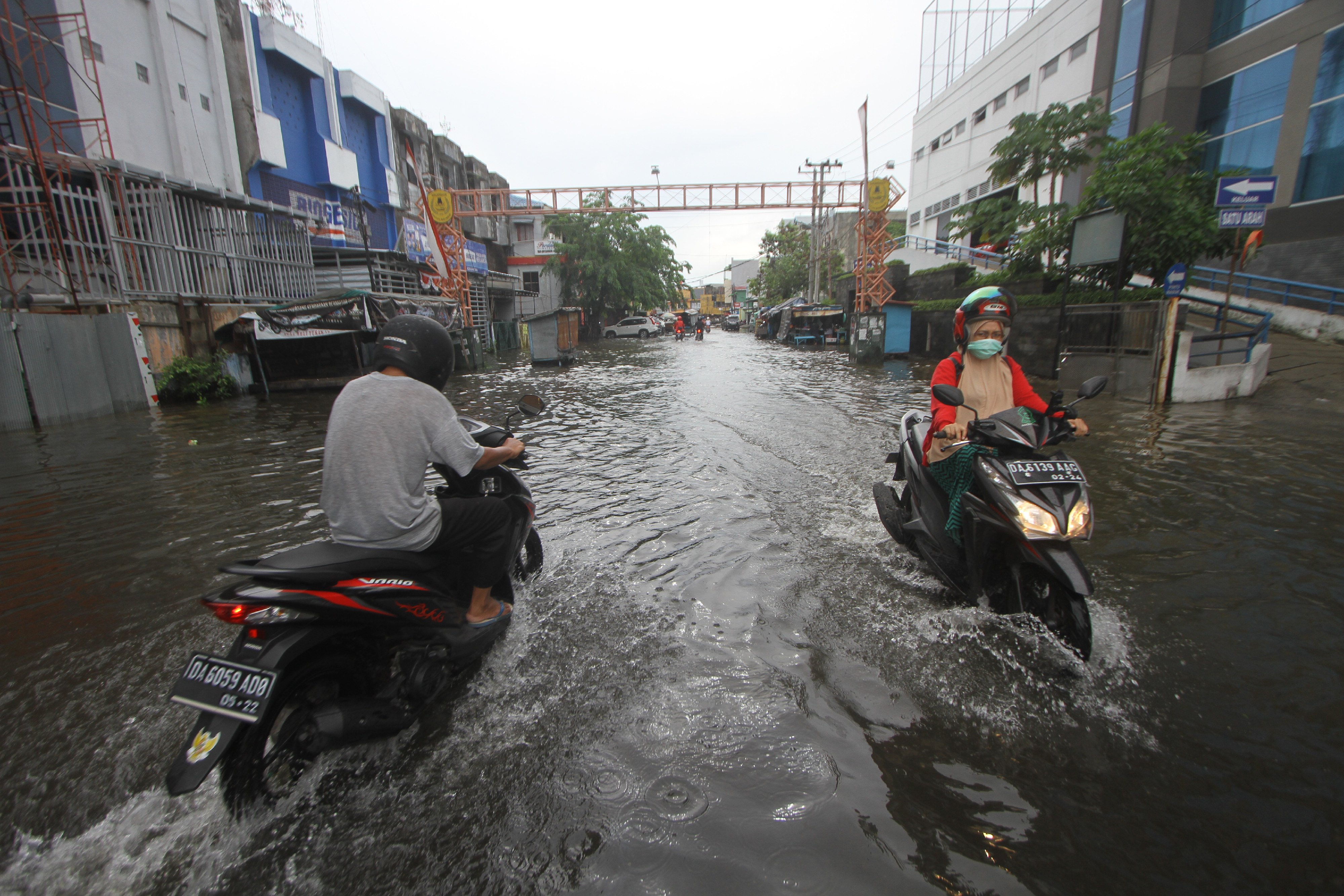 Sejumlah pengendara menorobos genangan air saat banjir melanda kawasan Jalan Brigjen Katamso, Banjarmasin, Kalimantan Selatan, pekan lalu.