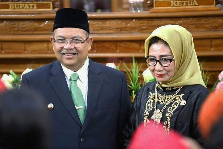 Tersangka suap Bupati Kutai Timur Ismunandar dan istrinya Encek UR Firgasih