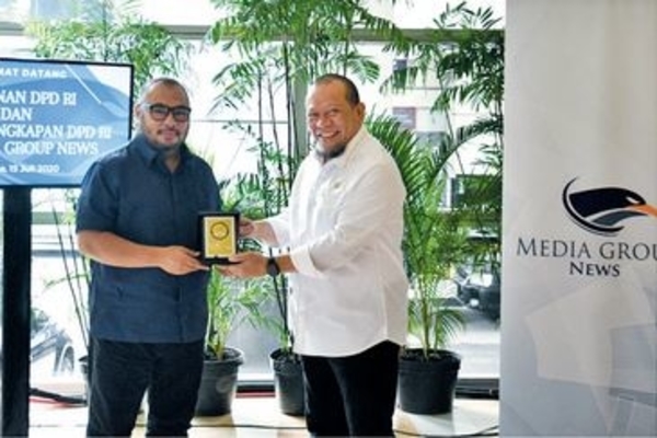 CEO Media Group News M Mirdal Akib memberikan cendera mata kepada Ketua Dewan Perwakilan Daerah (DPD) RI La Nyalla Mattalitti 