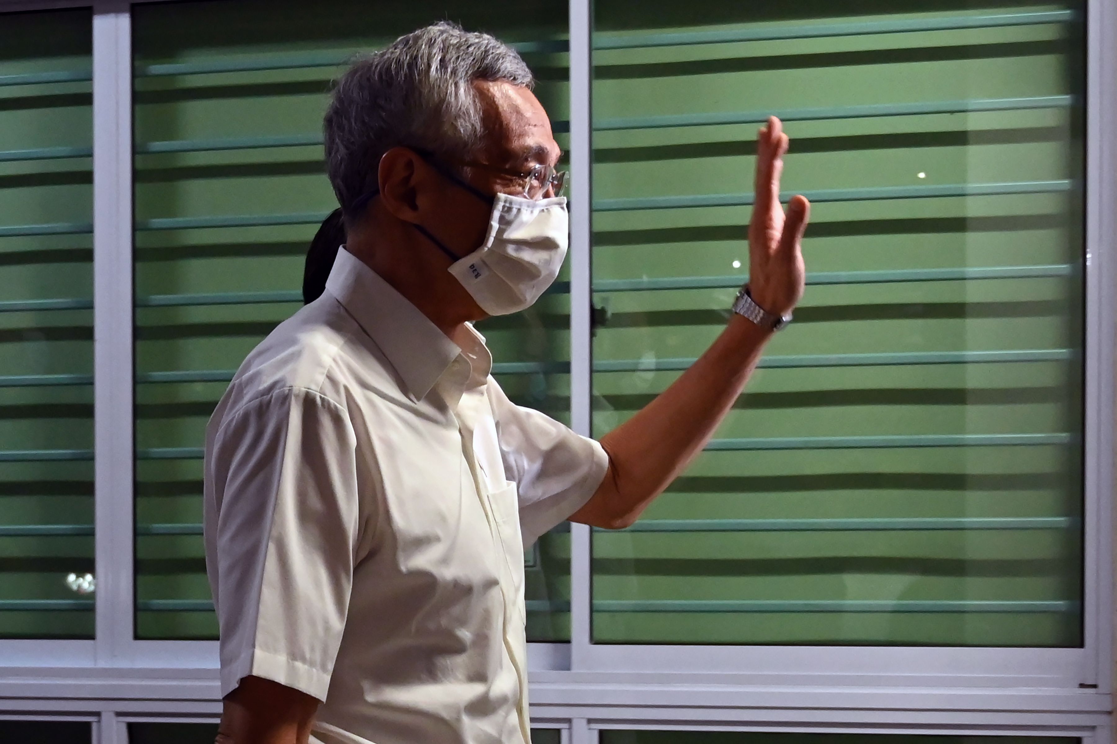 Perdana Menteri Lee Hsien Loong melambaikan tangan setelah mrngetahui hasil pemilu Singapura, Kemarin.