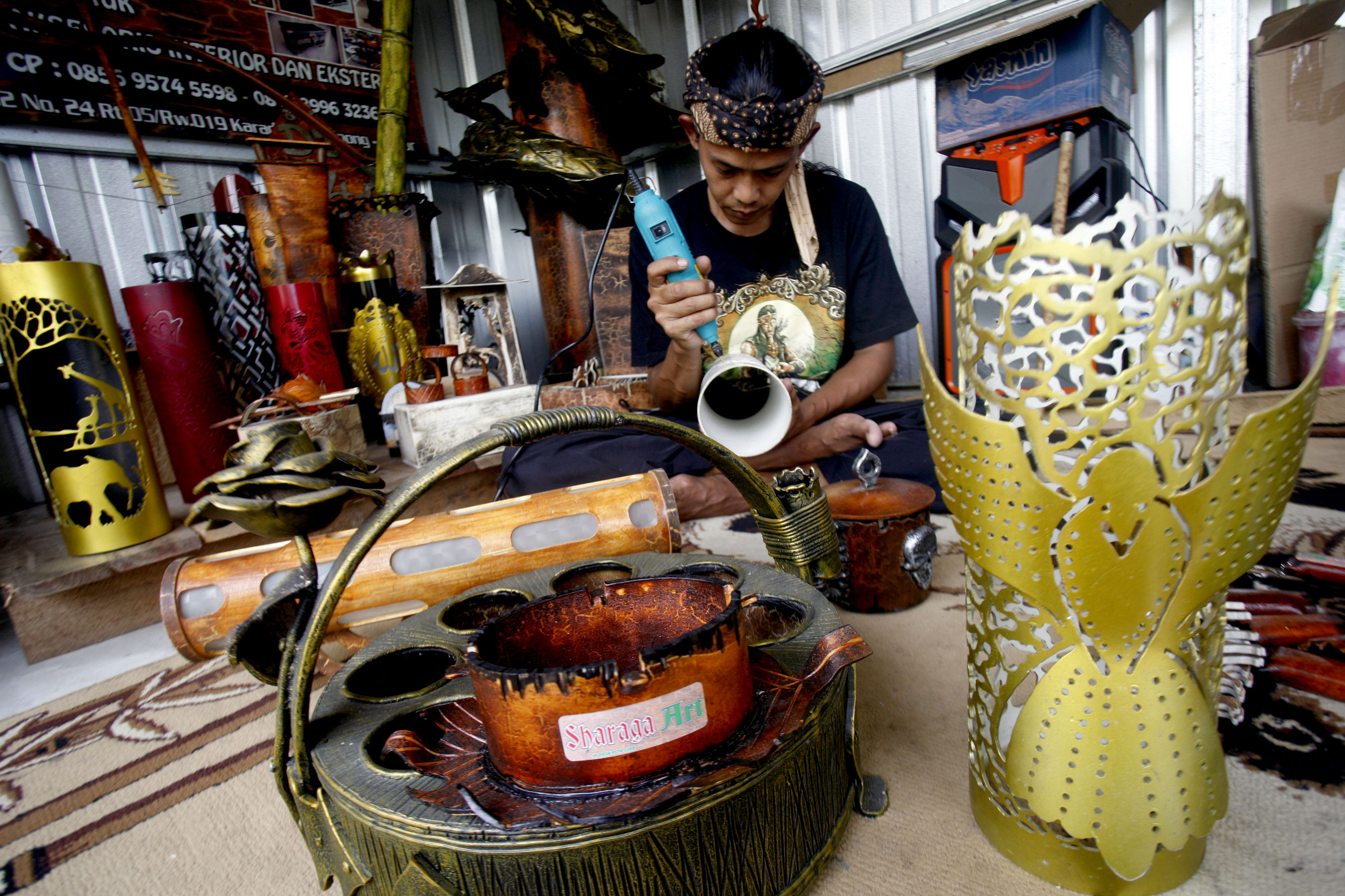KERAJINAN DARI LIMBAH PIPA PARALON: Pengrajin menyelesaikan kerajinan berbahan limbah pipa paralon di Sharaga Art, Karadenan, Cibinong 