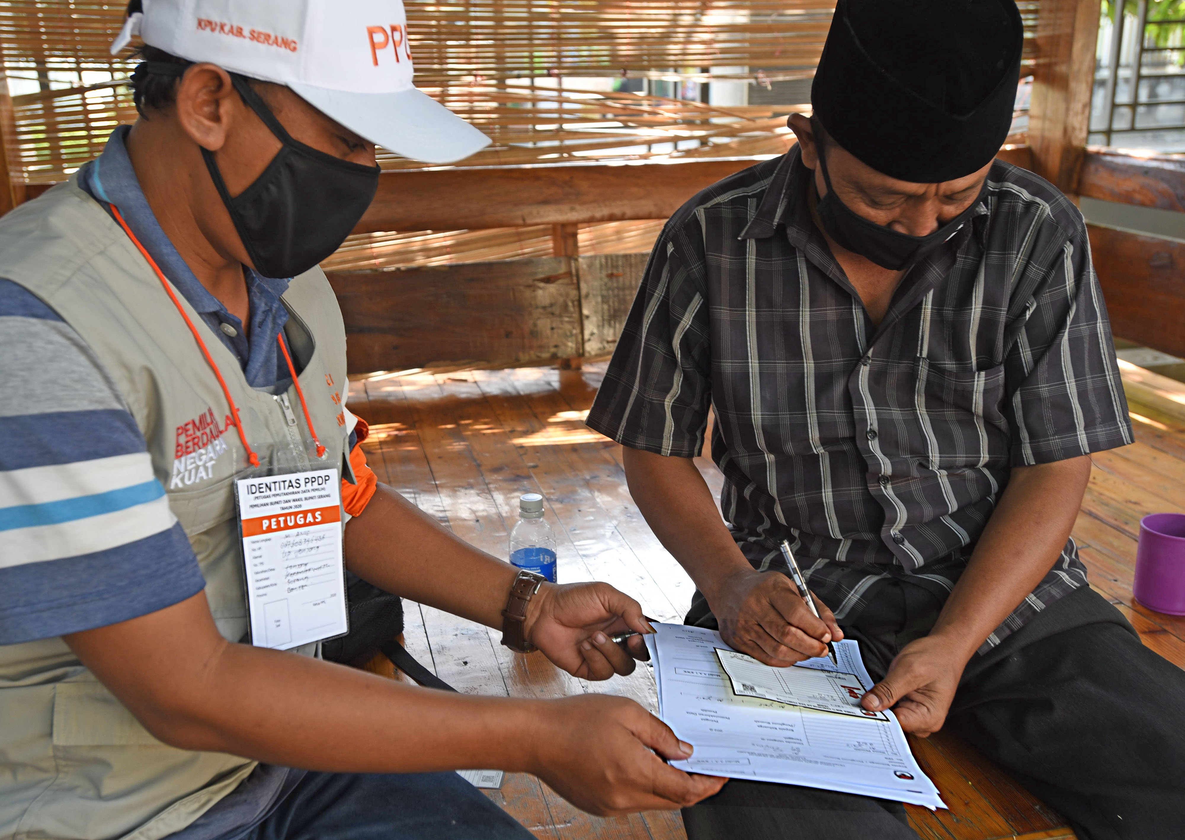 ilustrasi -- Petugas Pemutakhiran Data Pemilu (PPDP) KPU Kabupaten Serang (kiri) mencocokan dan meneliti (Coklit) data warga