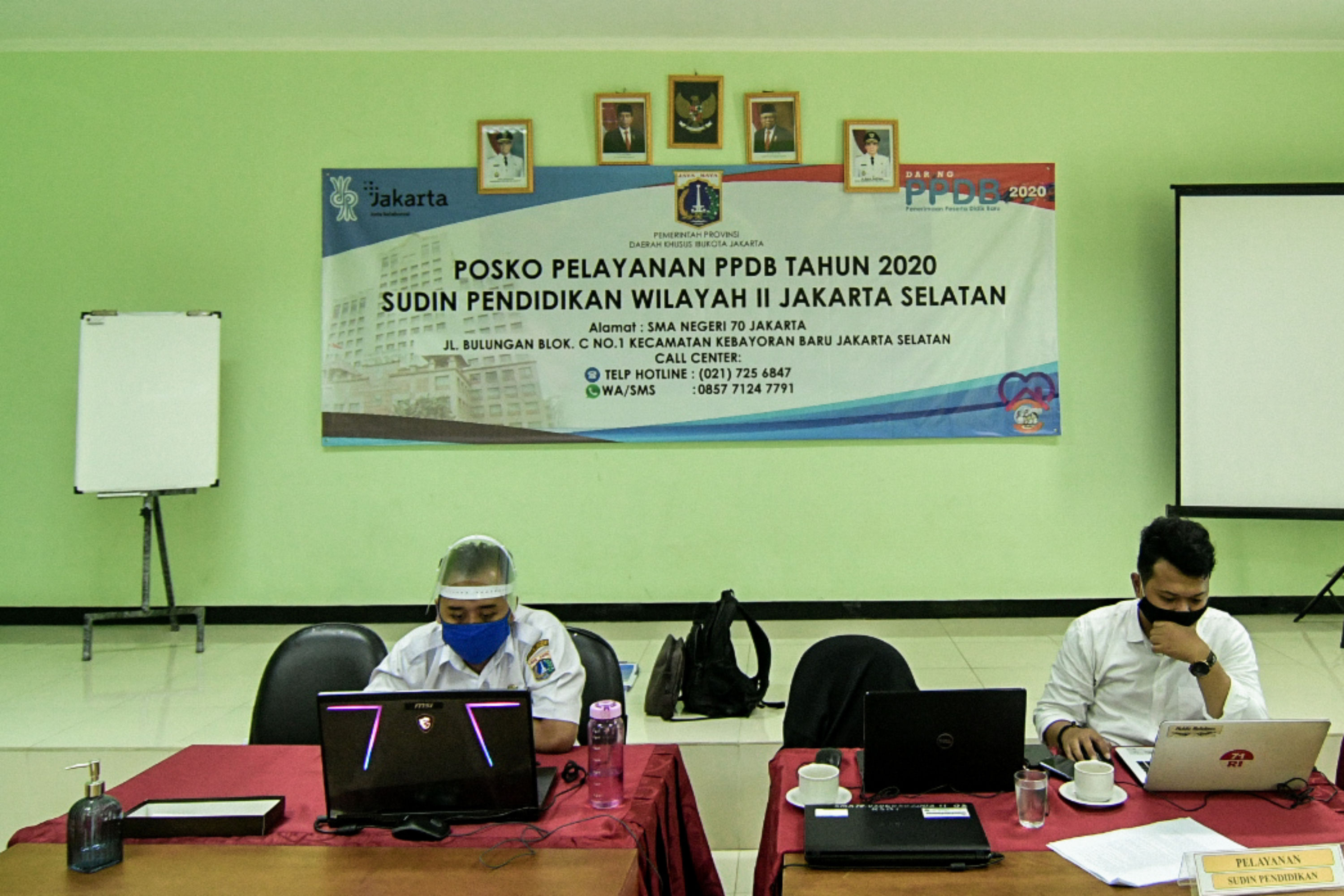 Suasana posko pelayanan Penerimaan Peserta Didik Baru (PPDB) Sudin Pendidikan Jakarta Selatan di SMA Negeri 70 Jakarta, Rabu (8/7/2020).