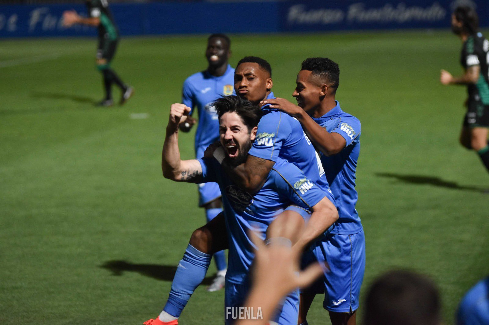 Para pemain Fuenlabrada melakukan selebrasi usai mencetak gol ke gawang lawan.