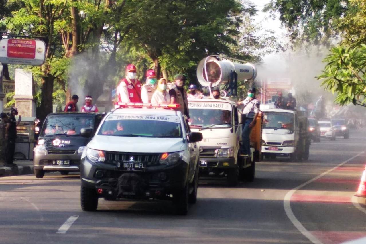Jalan protokol di Purwakarta kembali disemprot disinfektan.