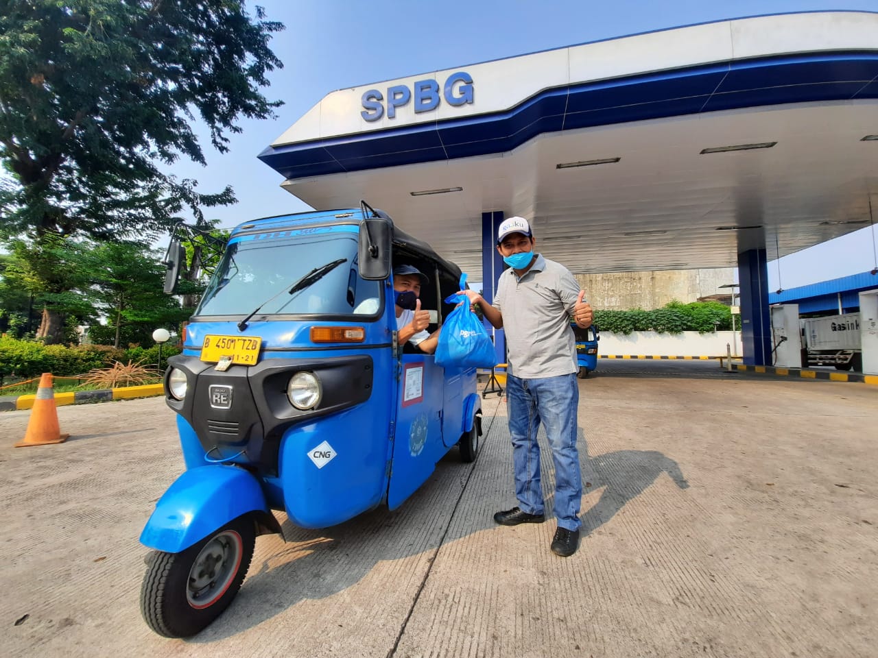 Supir bajaj pelanggan Gagas menerima bantuan sembako.