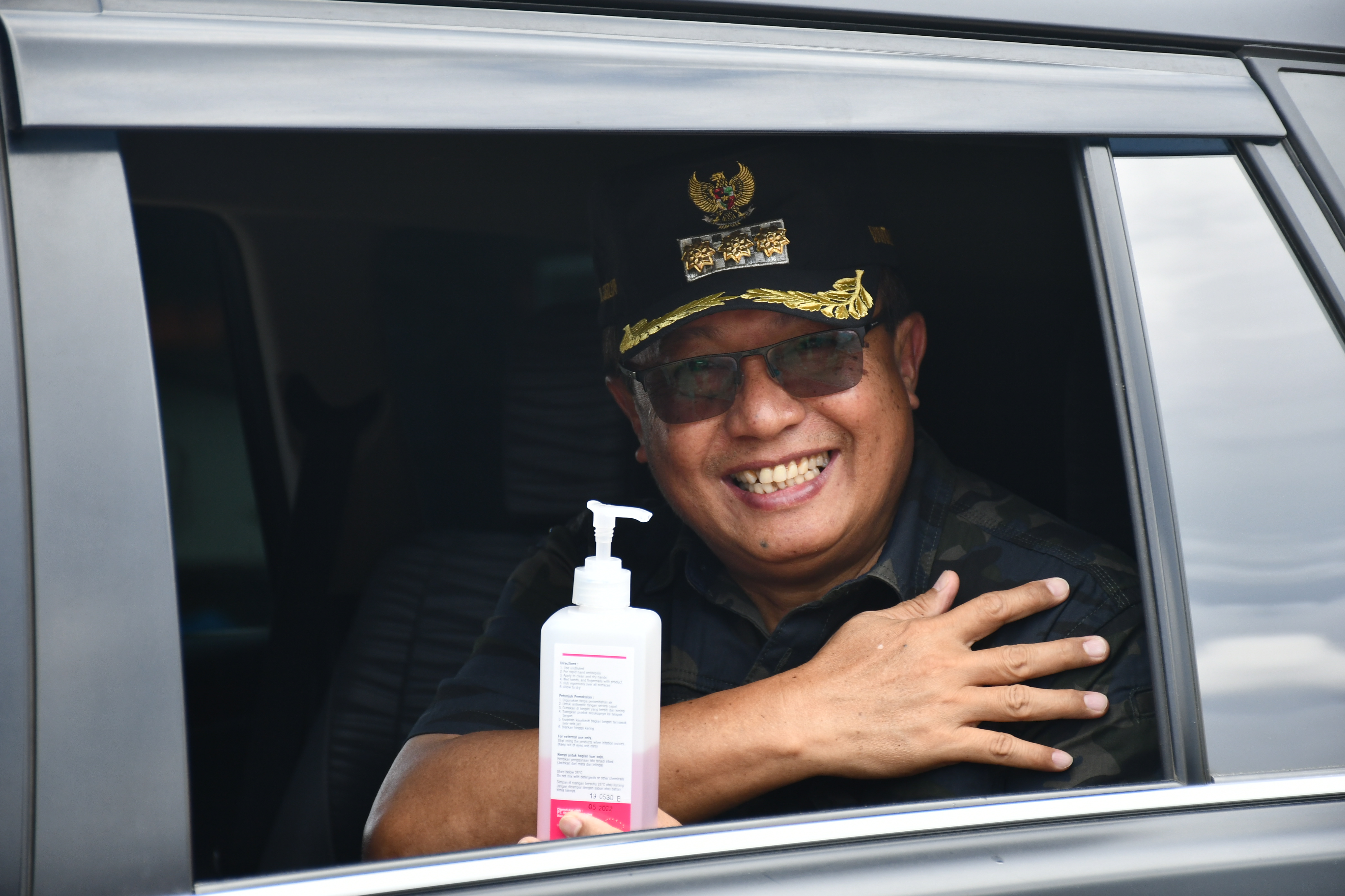  Bupati Poso, Darmin Agustinus Sigilipu menunjukan salam Korona, saat akan meninggalkan warga dalam suatu kegiatan di Poso.