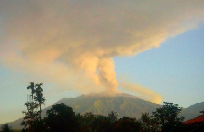 Embusan material vulkanis Gunung Raung tahun 2015 