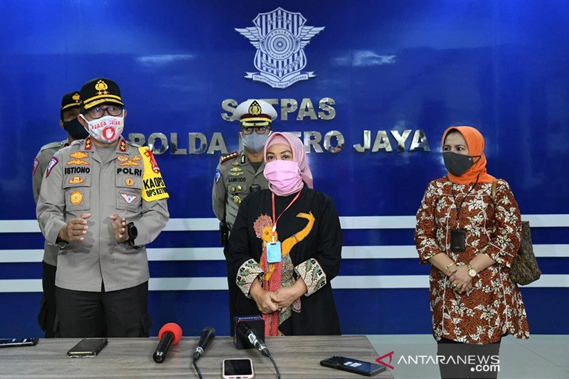 Kakorlantas Polri Irjen Istiono saat mendampingi Deputi Pelaynaan Publik KemenPAN-RB Diah Natalissa meninjau pelayanan SIM