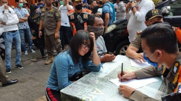 Petugas tengah mendata pengunjung diskotek di Tamansari, Jakarta Barat yang melanggar PSBB. 