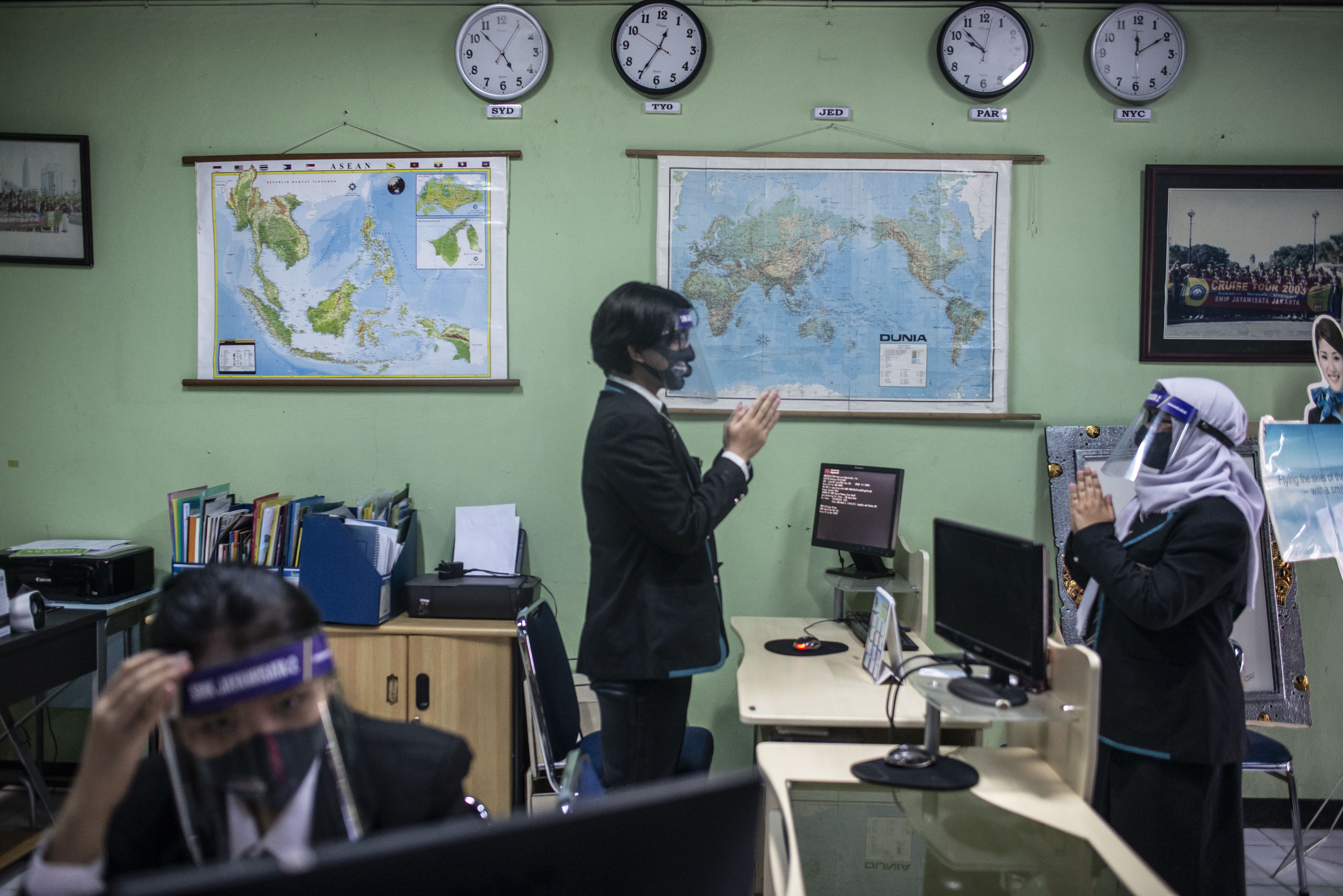 Pelajar mengikuti mata pelajaran praktik kejuruan saat pelaksanaan persiapan tatanan normal baru di SMK Jayawisata 2, Jakarta