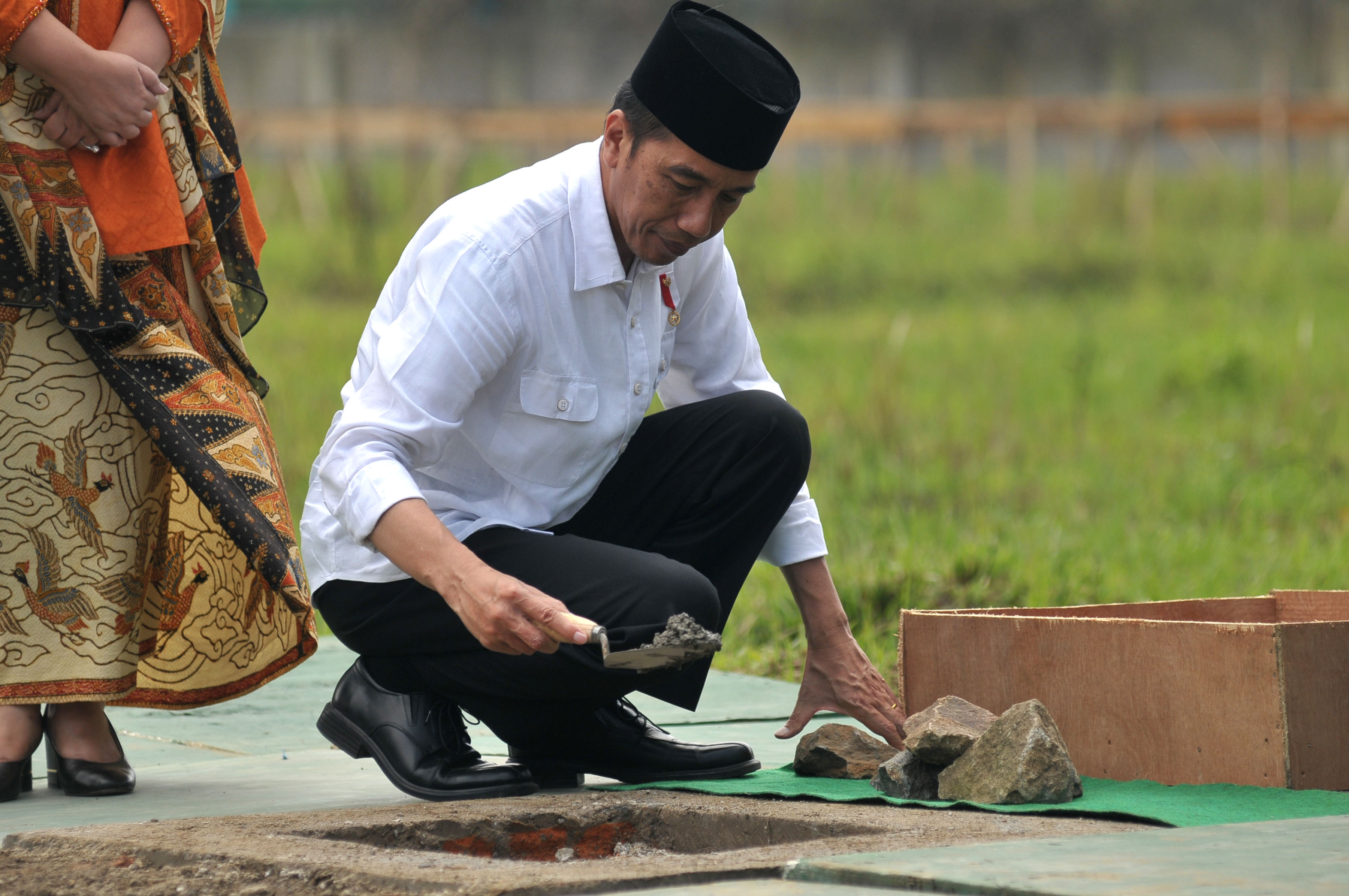PELETAKAN BATU PERTAMA PONPES: Presiden Joko Widodo meletakkan batu pertama pembangunan Pondok Pesantren Buntet di Desa Mertapada, Cirebon
