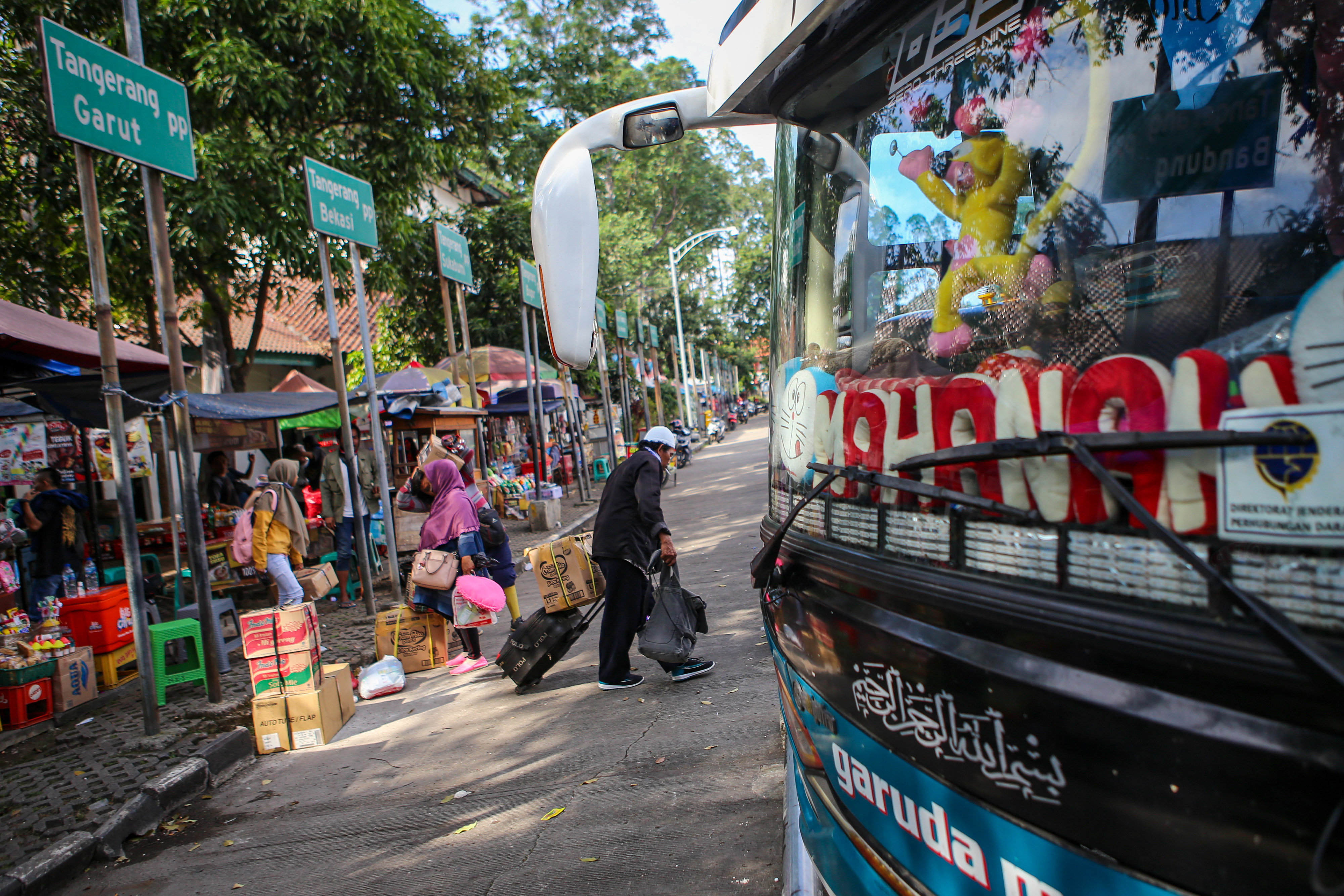 Calon penumpang bersiap menaiki bus di Terminal Poris Plawad, Kota Tangerang, Banten, Minggu (5/7/2020). 