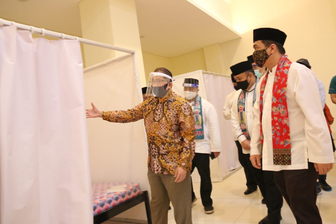 Wagub DKI Ahmad Riza Patria (paling kanan) melihat bilis isolasi di GOR Pademangan, Jakarta Utara, Jumat (3/7).