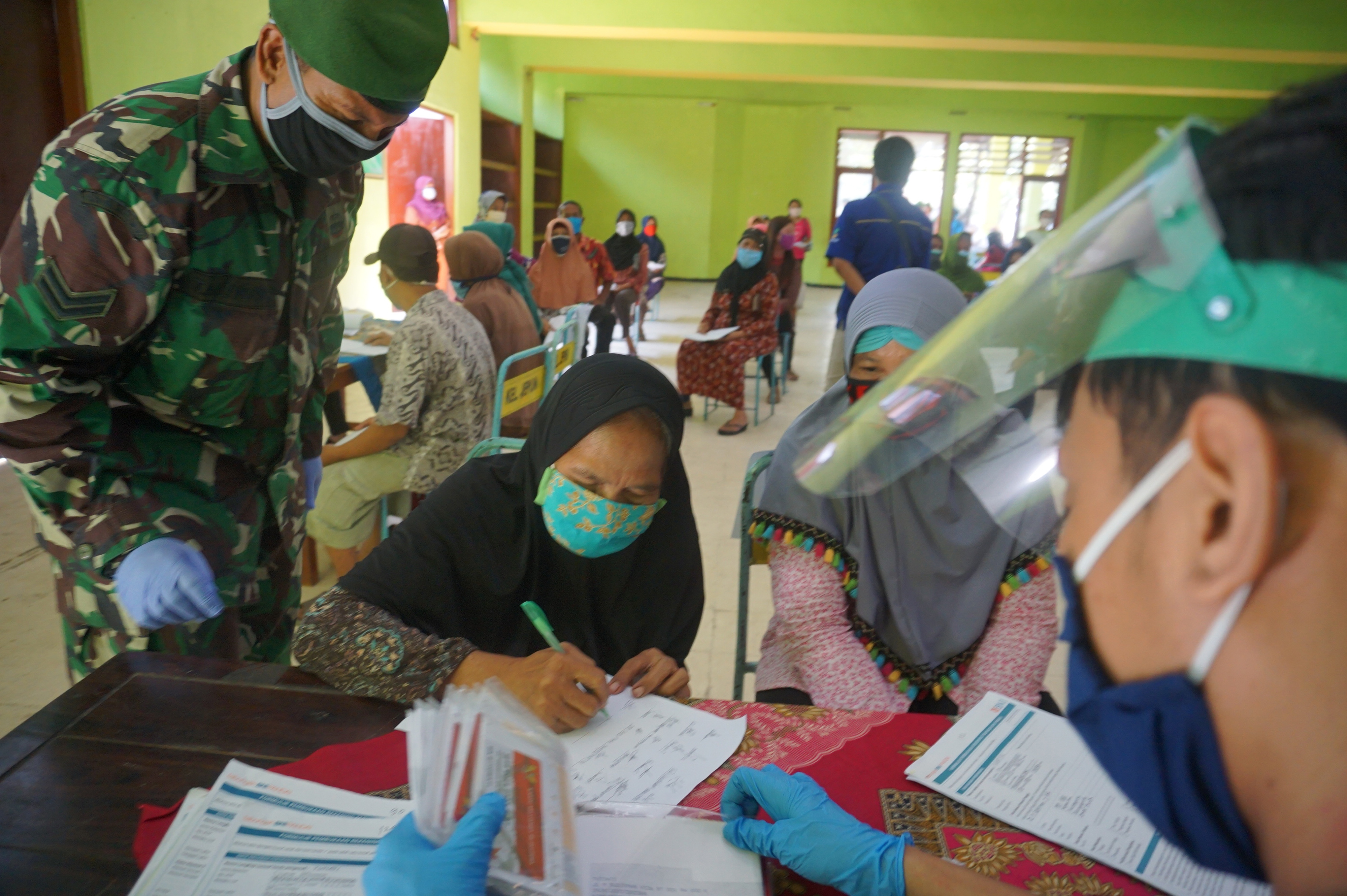 Penyaluran bantuan pangan non-tunai kepada warga terdampak Covid-19 di Tulungagung, Jawa Timur