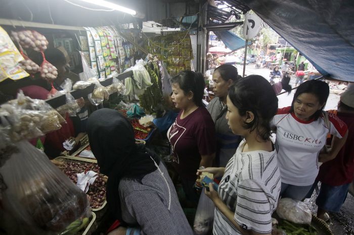 Pedagang melayani pembeli di Pasar Tradisional Cipete, Jalan Fatmawati, Jakarta Selatan.