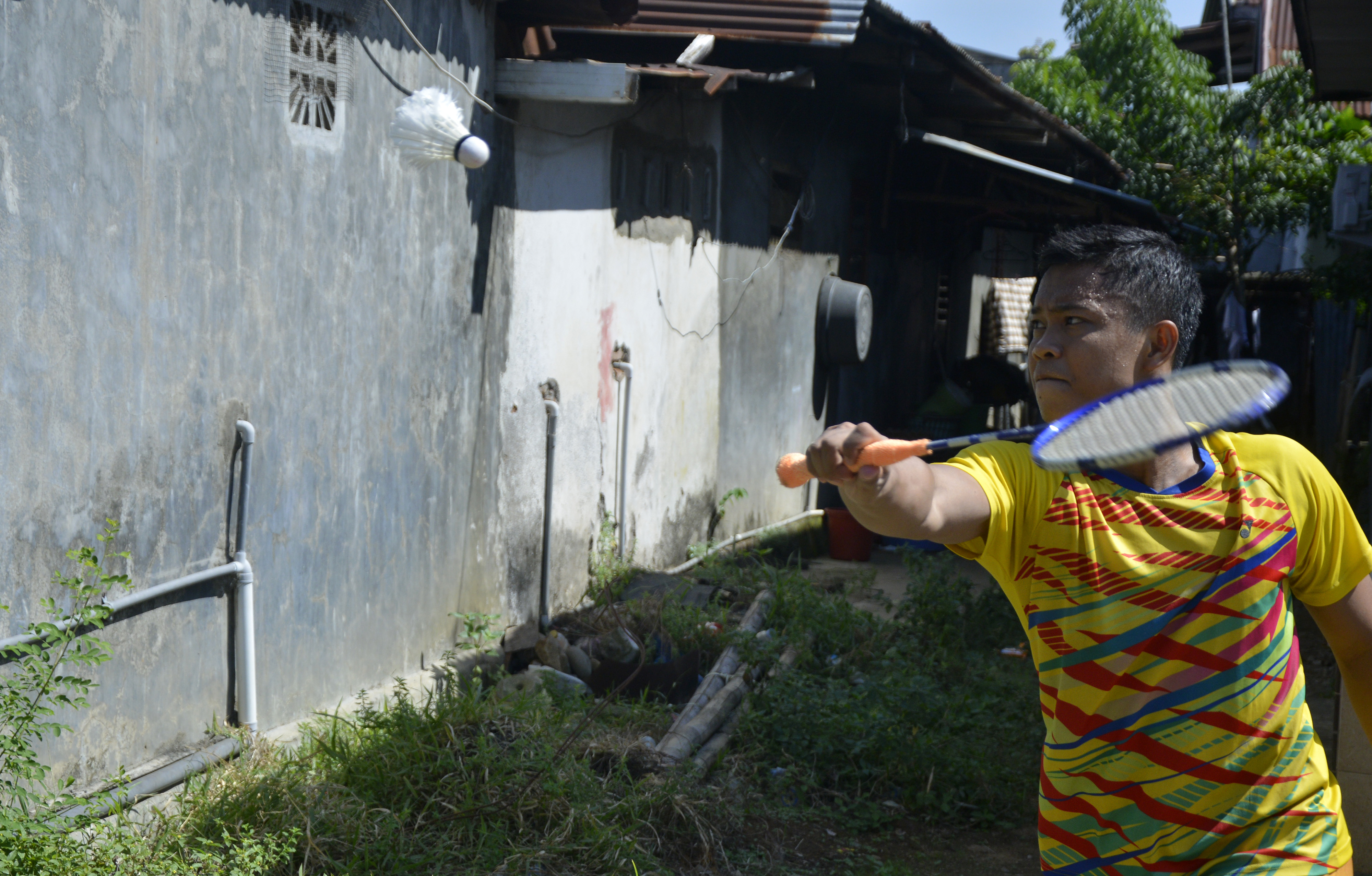 Pebulu tangkis Surya Athala Naufal melakukan latihan di rumahnya di Kecamatan Pallangga, Kabupaten Gowa, Sulawesi Selatan.