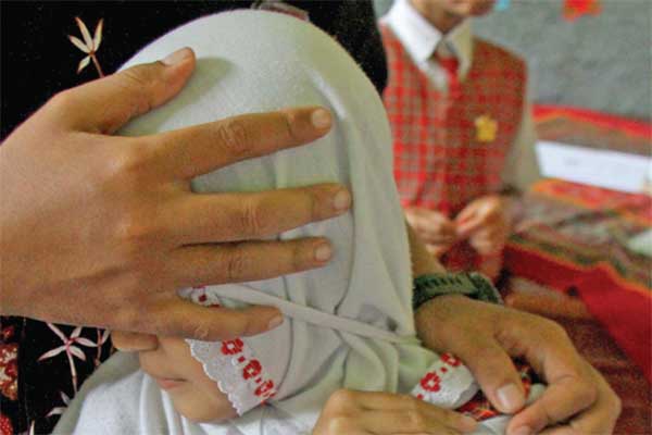 Petugas medis memberikan imunisasi difteri kepada siswa 