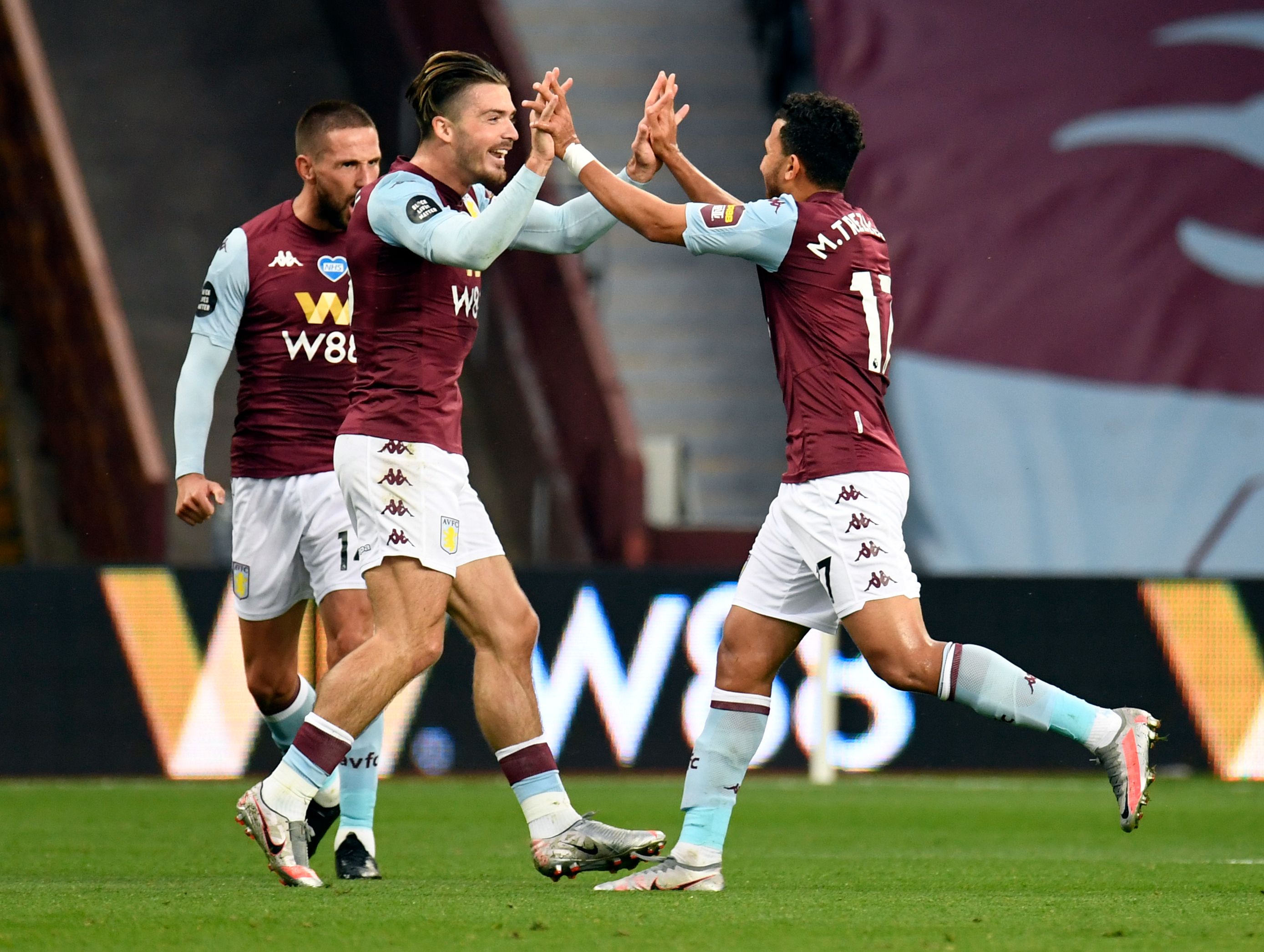 Para pemain Aston Villa melakukan selebrasi usai Trezeget (kanan) menjebol gawang Arsenal di laga Liga Primer Inggris.