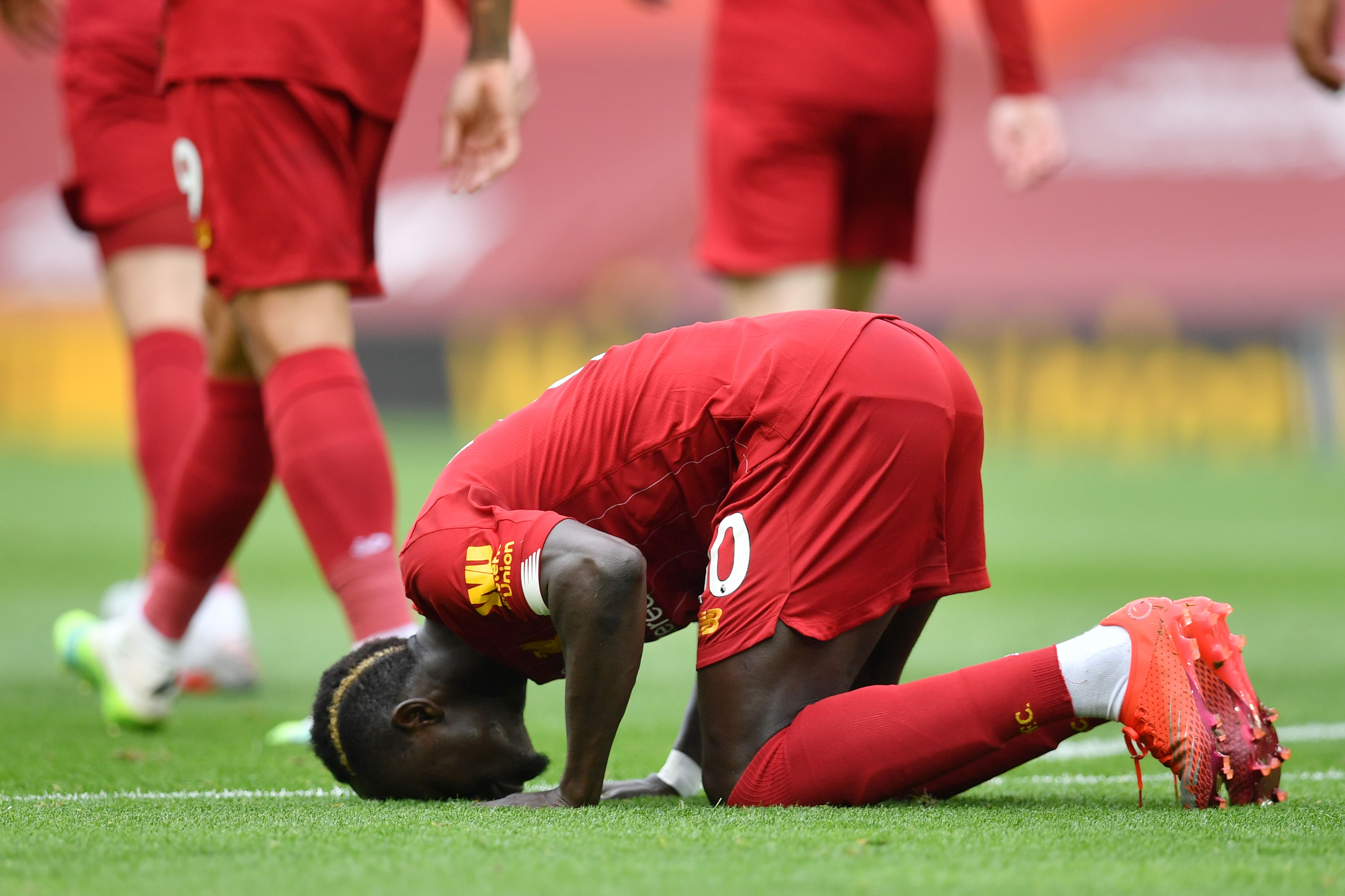 Striker Liverpool Sadion Mane bersujud setelah mencetak gol jke gawang Aston Villa dalam laga Liga Primer di Stadion Anfield, Senin (3/7). 