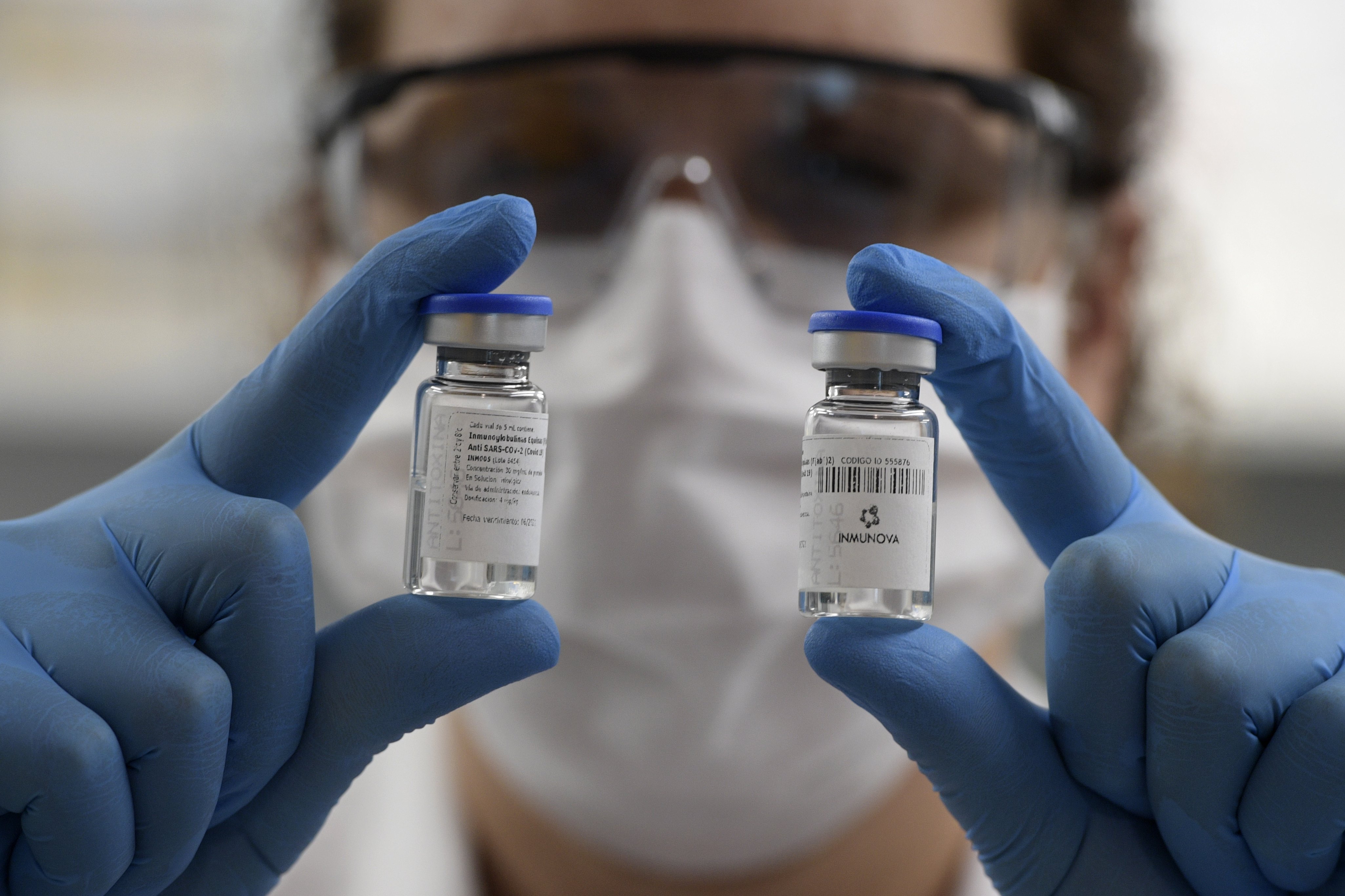 Peneliti di Bioteknologi Immunova Argentina menunjukan serum untuk covid-19