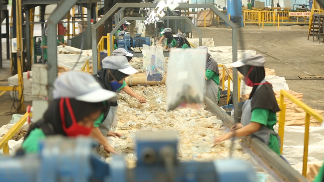 Dengan konsep circular economy (ekonomi melingkar) sampah plastik dapat diolah menjadi plastik kembali maupun produk lain.