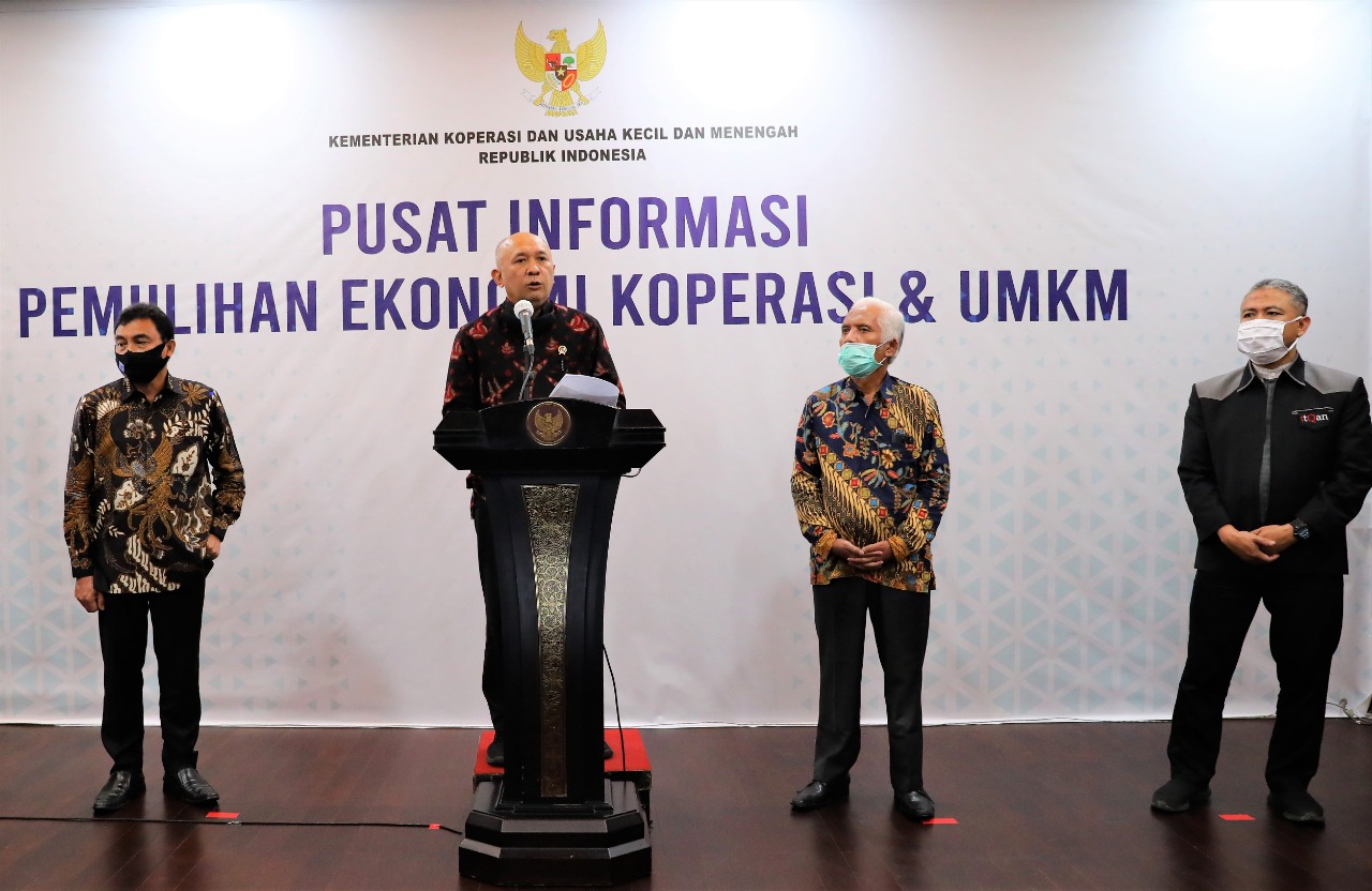 MenKop UKM Teten Masduki (kedua dari kiri).