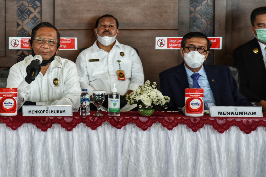 Menkopolhukam Mahfud MD (kiri) pada konferensi pers pemulangan buronan pembobolan Bank BNI Maria Pauline Lumowa.