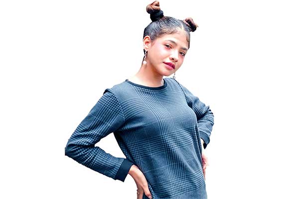 Penyanyi Sara Fajira