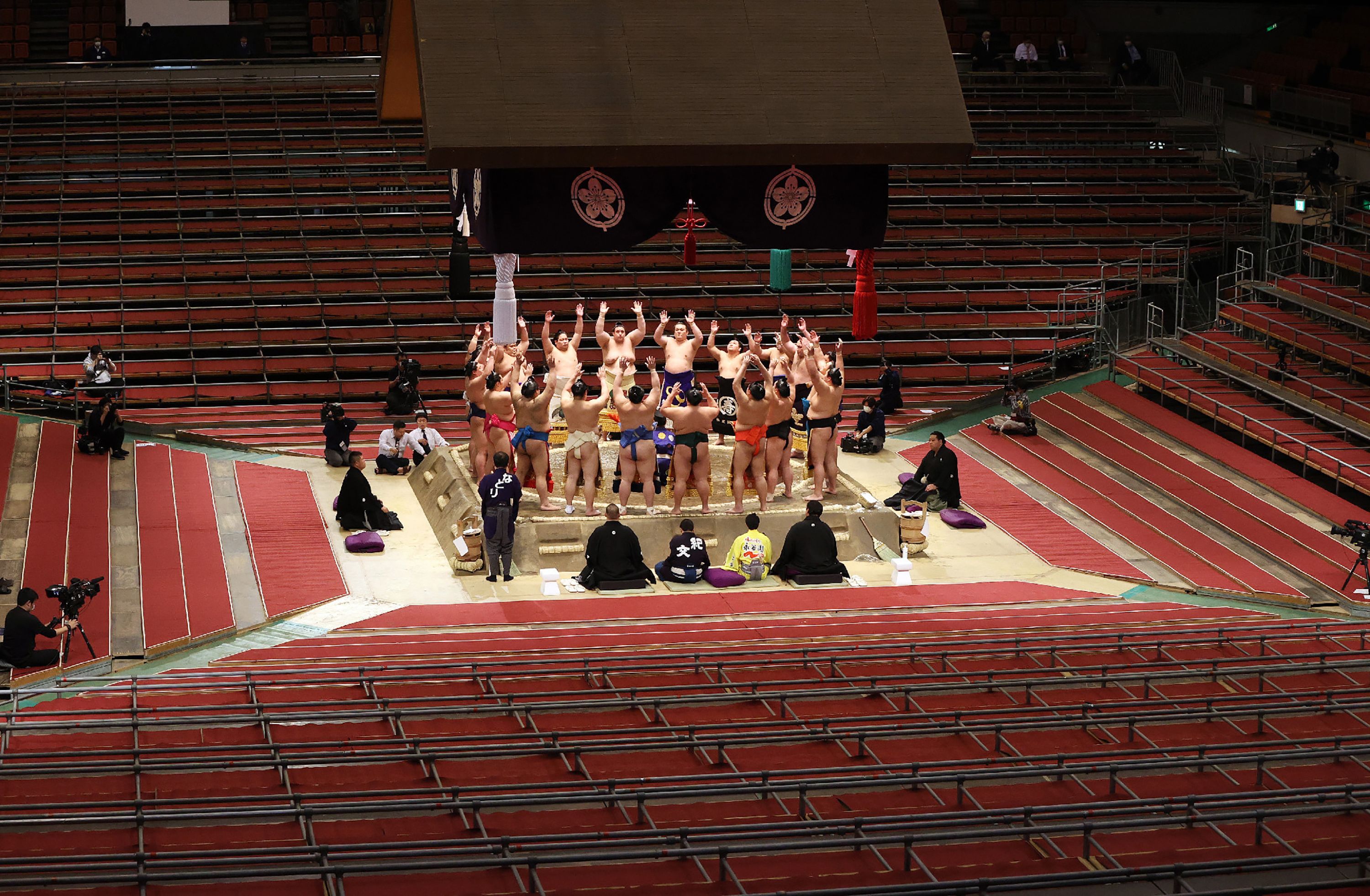 Salah satu turnamen sumo pada Maret lalu yang digelar tanpa penonton akibat pandemi korona.