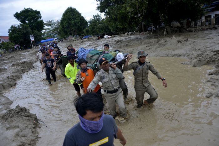 Tim SAR dan warga mengevakuasi jenazah korban banjir bandang di Desa Radda, Kabupaten Luwu Utara, Sulawesi Selatan, Rabu (15/7/2020)