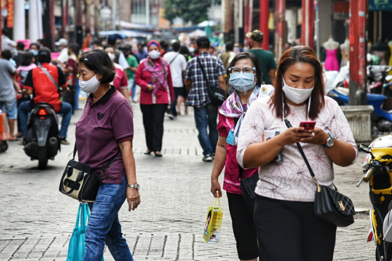 Warga menggunakan masker saat menyambangi pusat perbelanjaan di kawasan Pasar baru, Jakarta Pusat.