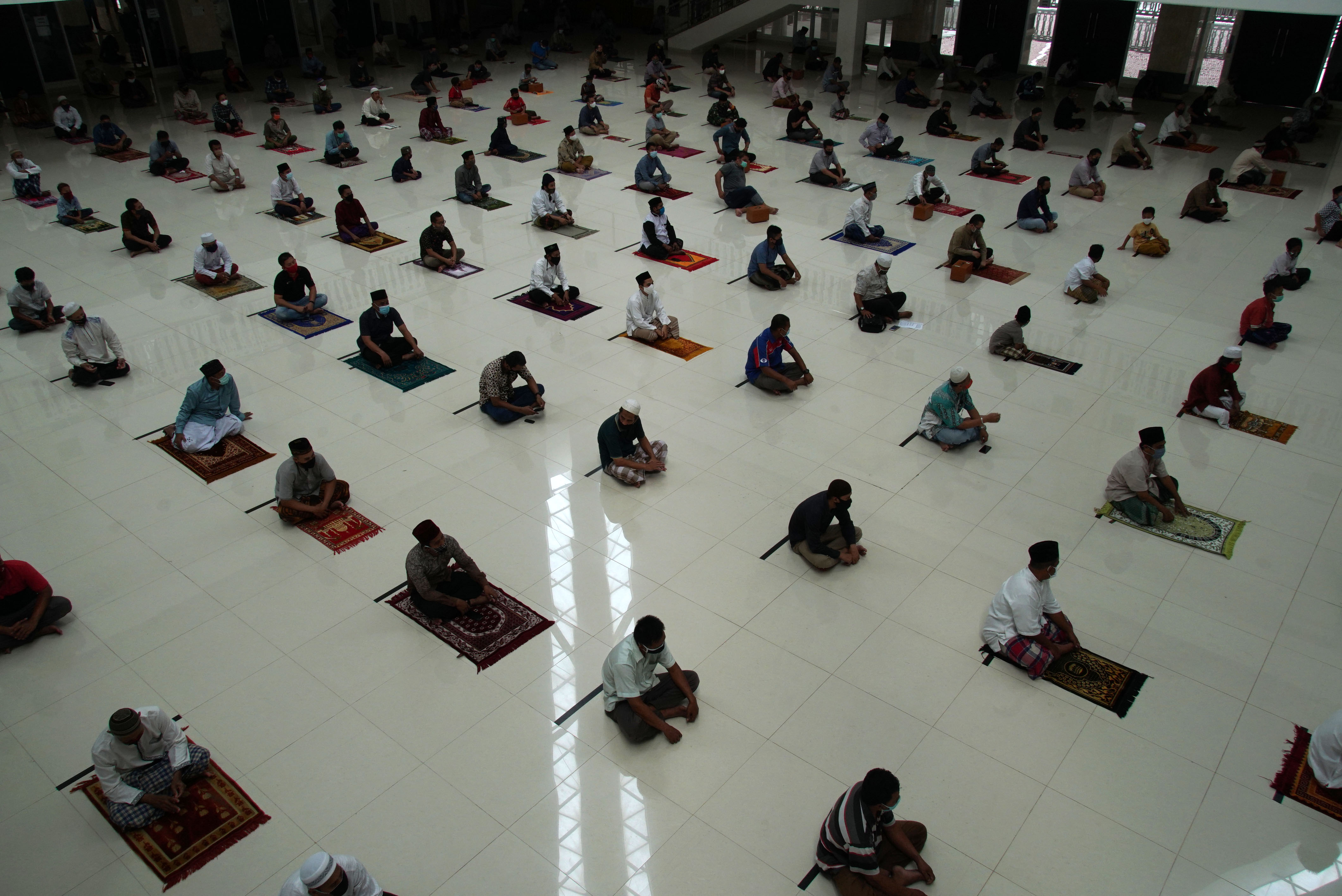  Umat Islam melaksanakan salat Jumat di Masjid Raya KH. Hasyim Asy'ari, Jakarta Barat