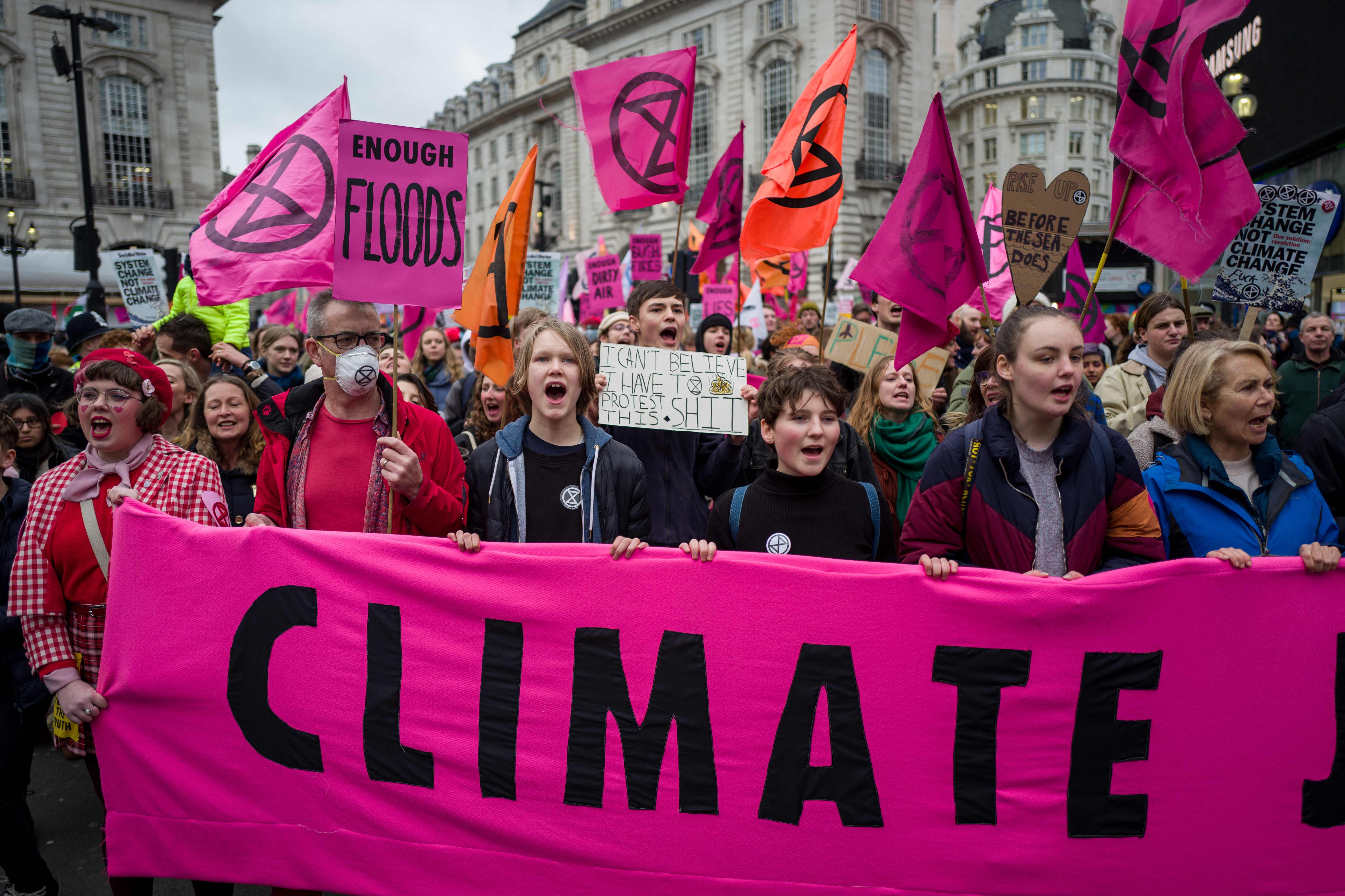 Aktivis iklim melakukan demo di Extinction Rebellion, di London, pada (22/2).