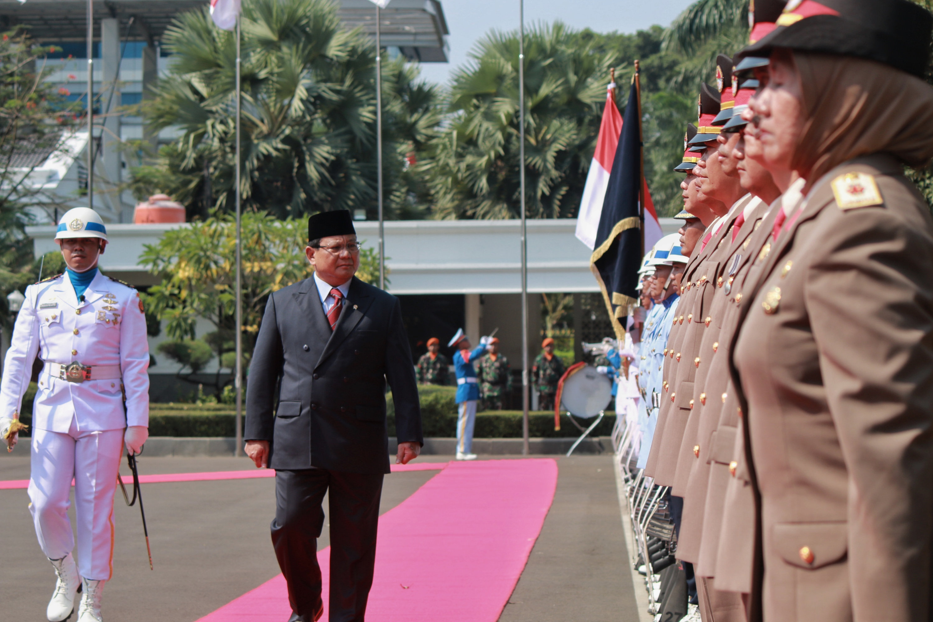 Menteri Pertahanan Prabowo Subianto memeriksa pasukan di Kementerian Pertahanan, Kamis (24/10/2019). 