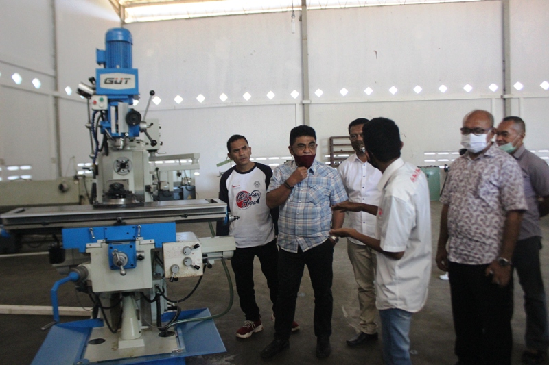 Anggota Komisi X DPR RI, Andreas Hugo Pareira saat meninjau Laboratorium Pelatihan Politeknik Cristo Re Maumere. 