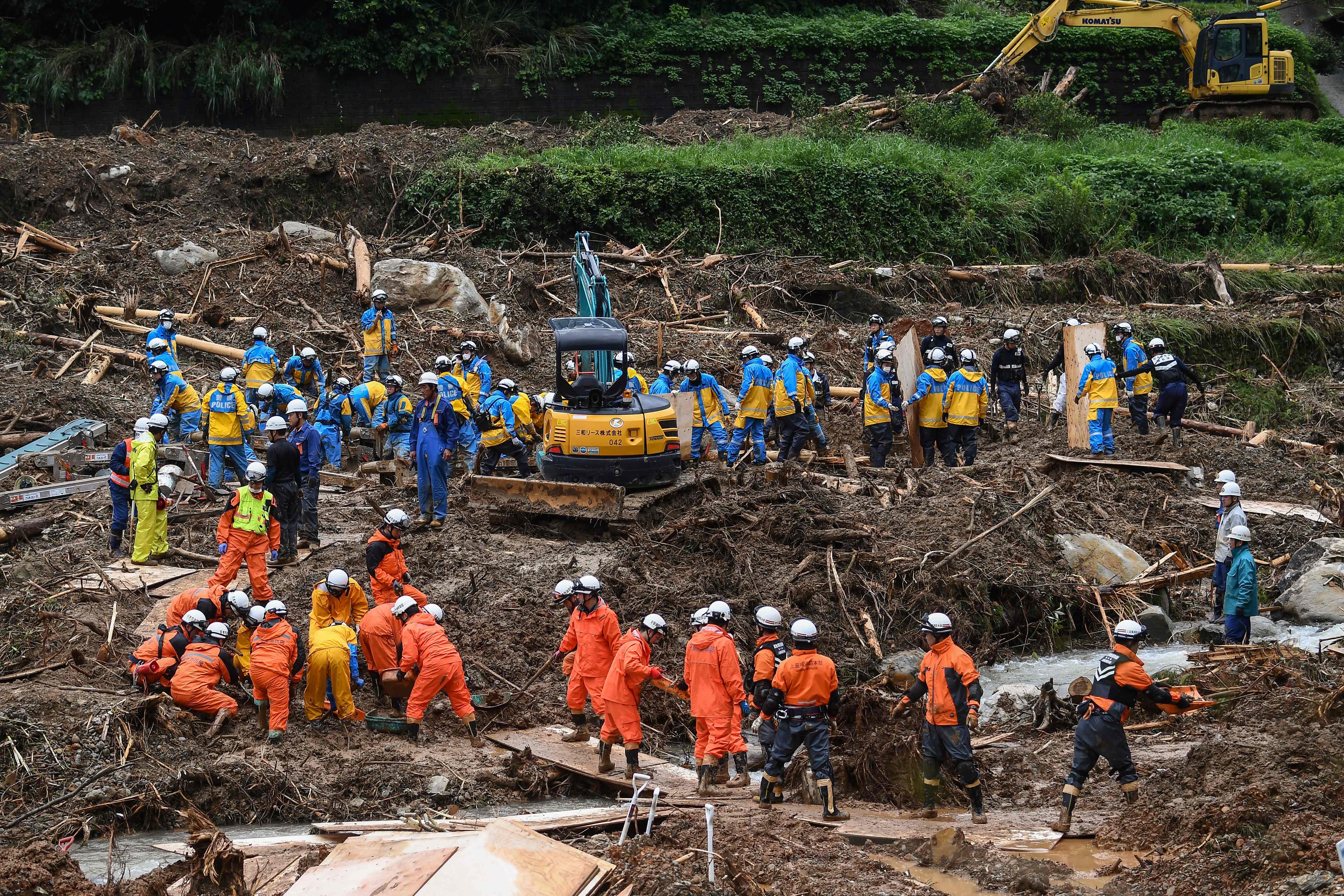 Petugas penyelamat mencari orang hilang di Fukuhama, Kumamoto setelah hujan lebat dan banjir menghancurkan wilayah itu pada Sabtu (11/7)