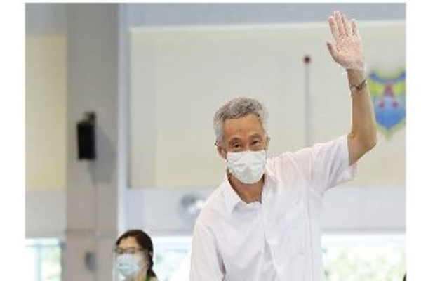Perdana Menteri Singapura Lee Hsien Loong melambaikan tangan di tempat pemilihan di Singapura, kemarin. 