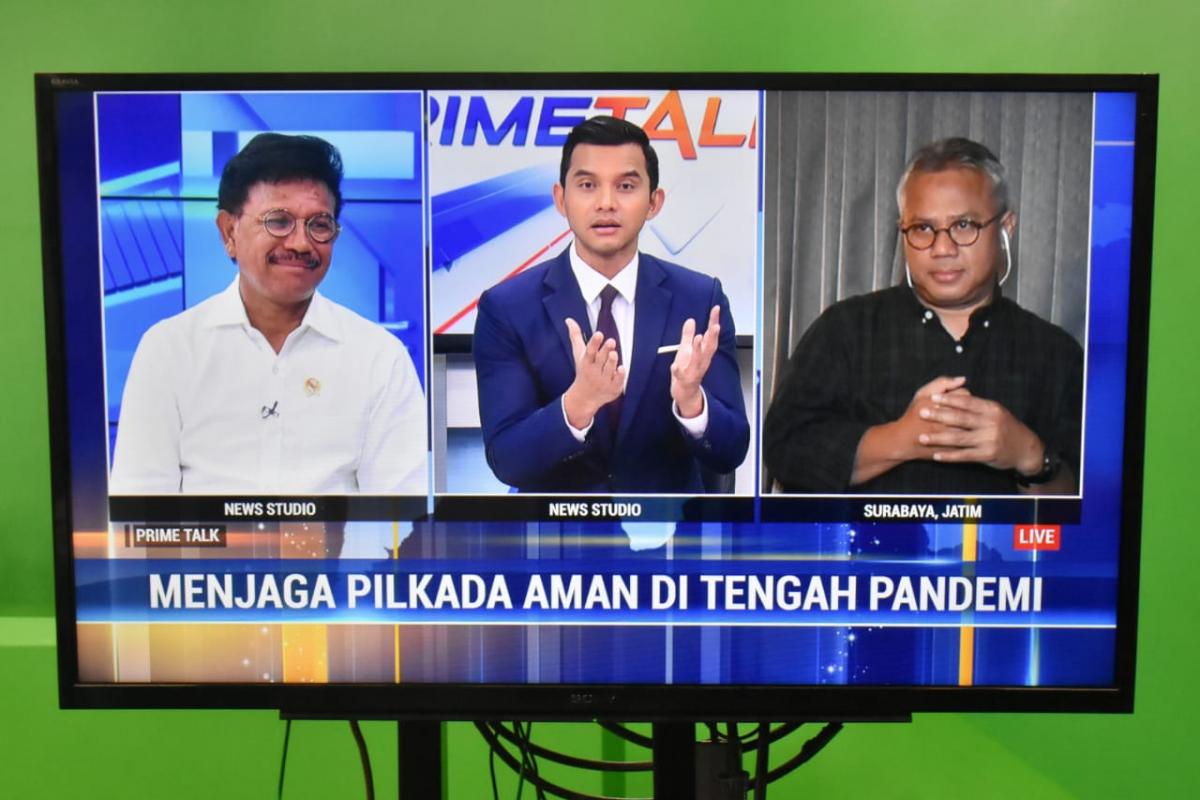 Menkominfo Johnny G. Plate (kiri) dan  Ketua KPU Arief Budiman (kanan) di Program Prime Talk, dari Studio 1 Metro TV, Jakarta, Jumat (24/07)