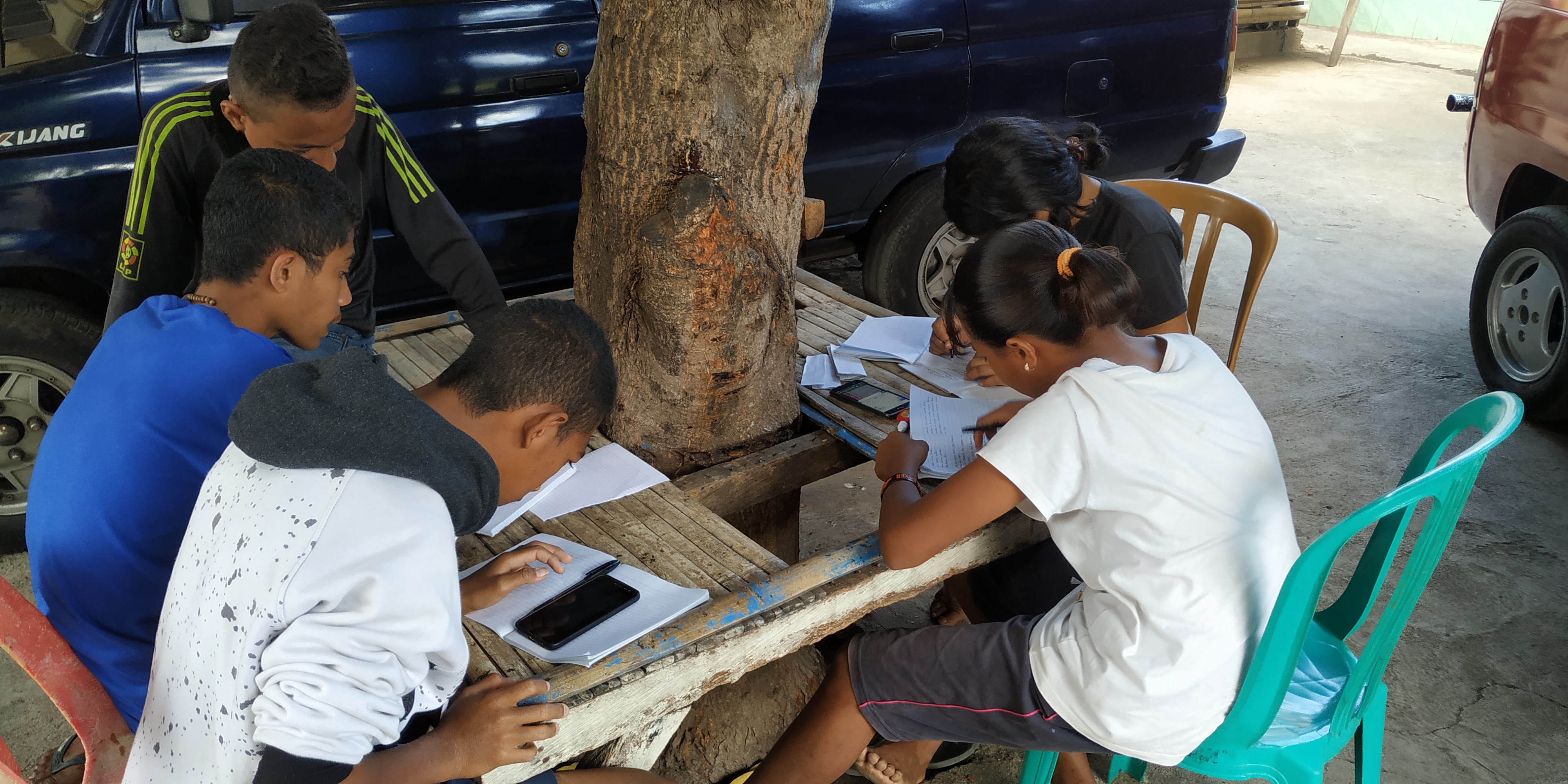  Para pelajar di Sikka Numpang Wifi Milik tetangga untuk mengerjakan tugas sekolah