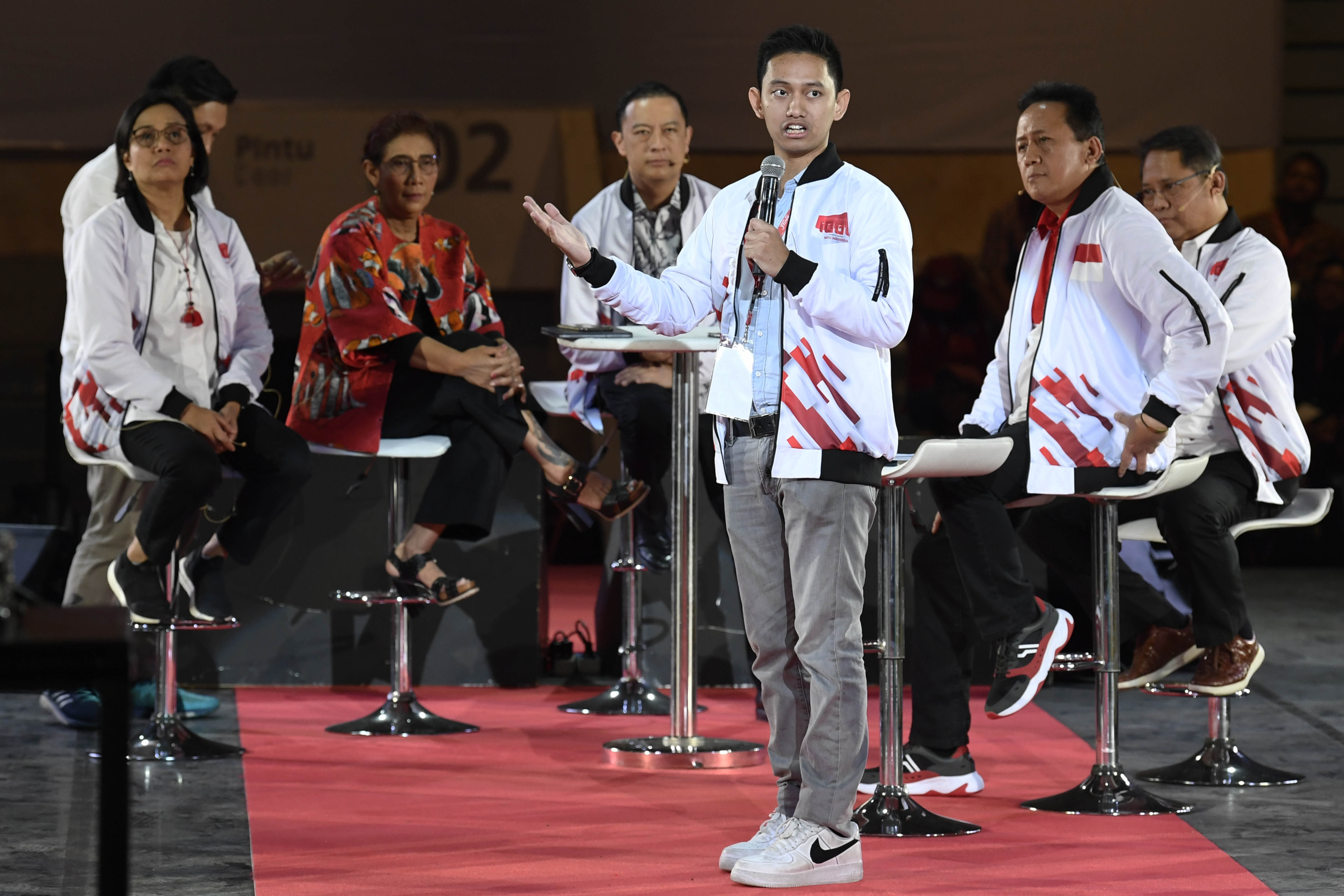 CEO Ruangguru Belva Devara (tengah) 