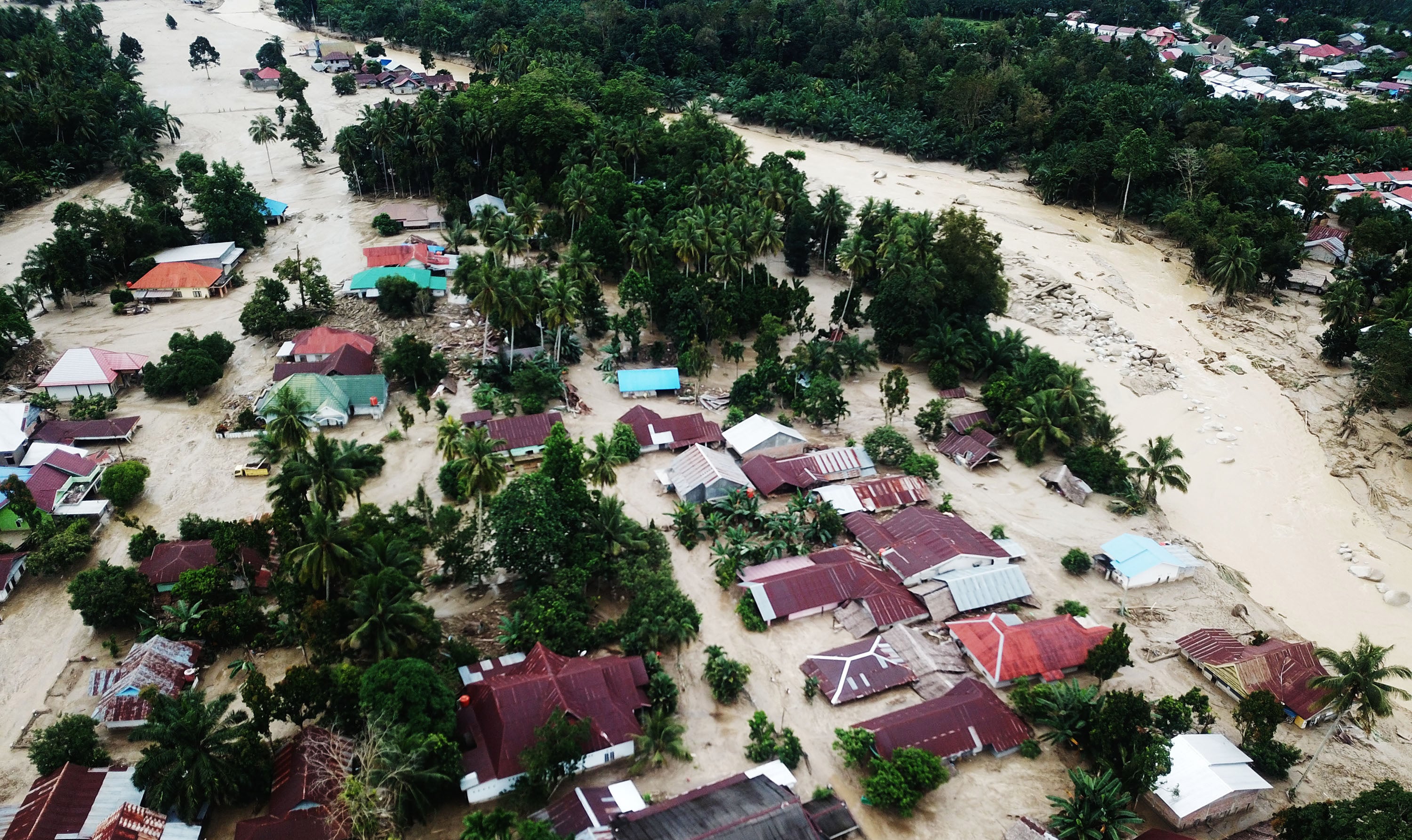  Foto udara kondisi perkampungan tertimbun lumpur akibat terjang banjir bandang di Kabupaten Luwu Utara, Sulawesi Selatan