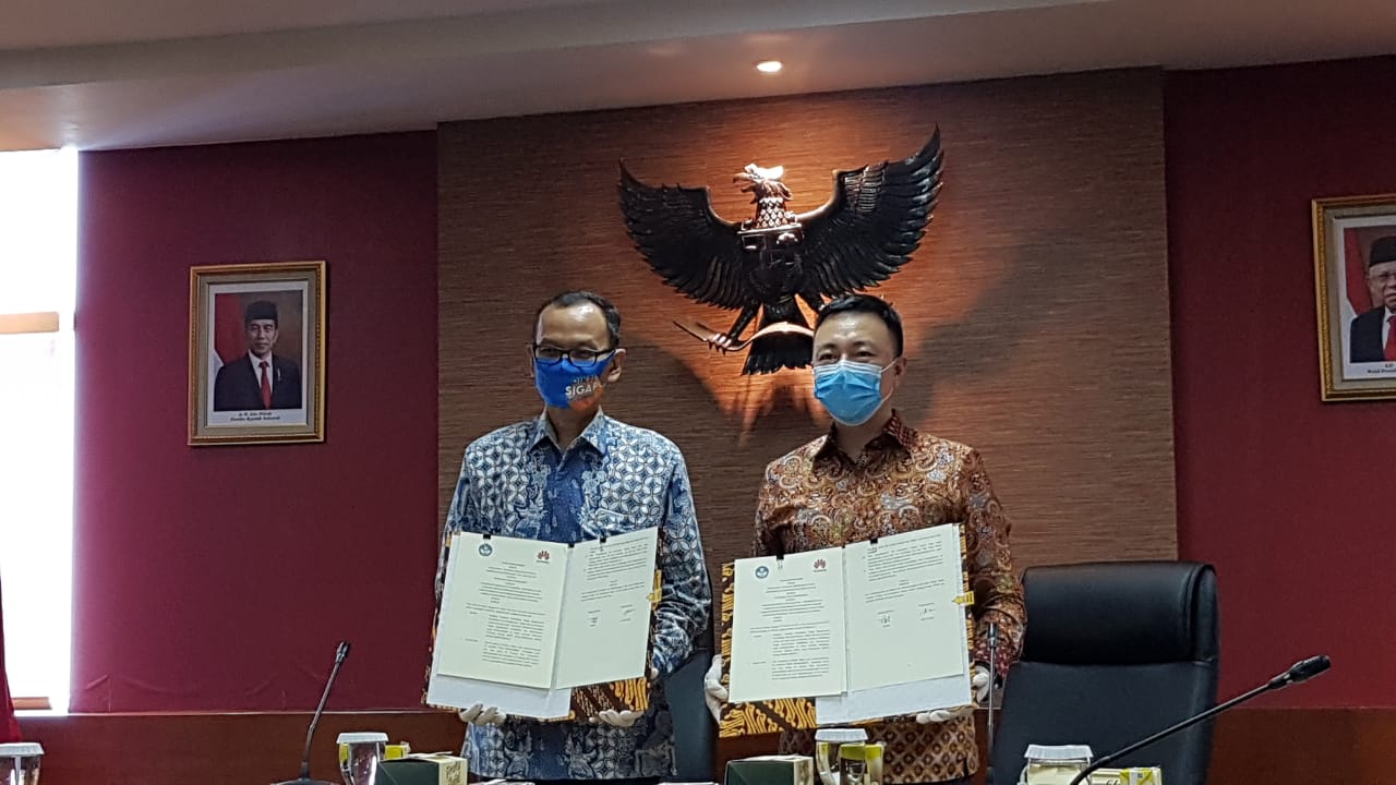 Dirjen Dikti Nizam dan Vice President of Public Affairs and Communications Huawei Indonesia Qijian Ken setelah menandatangani MoU  (24/7).