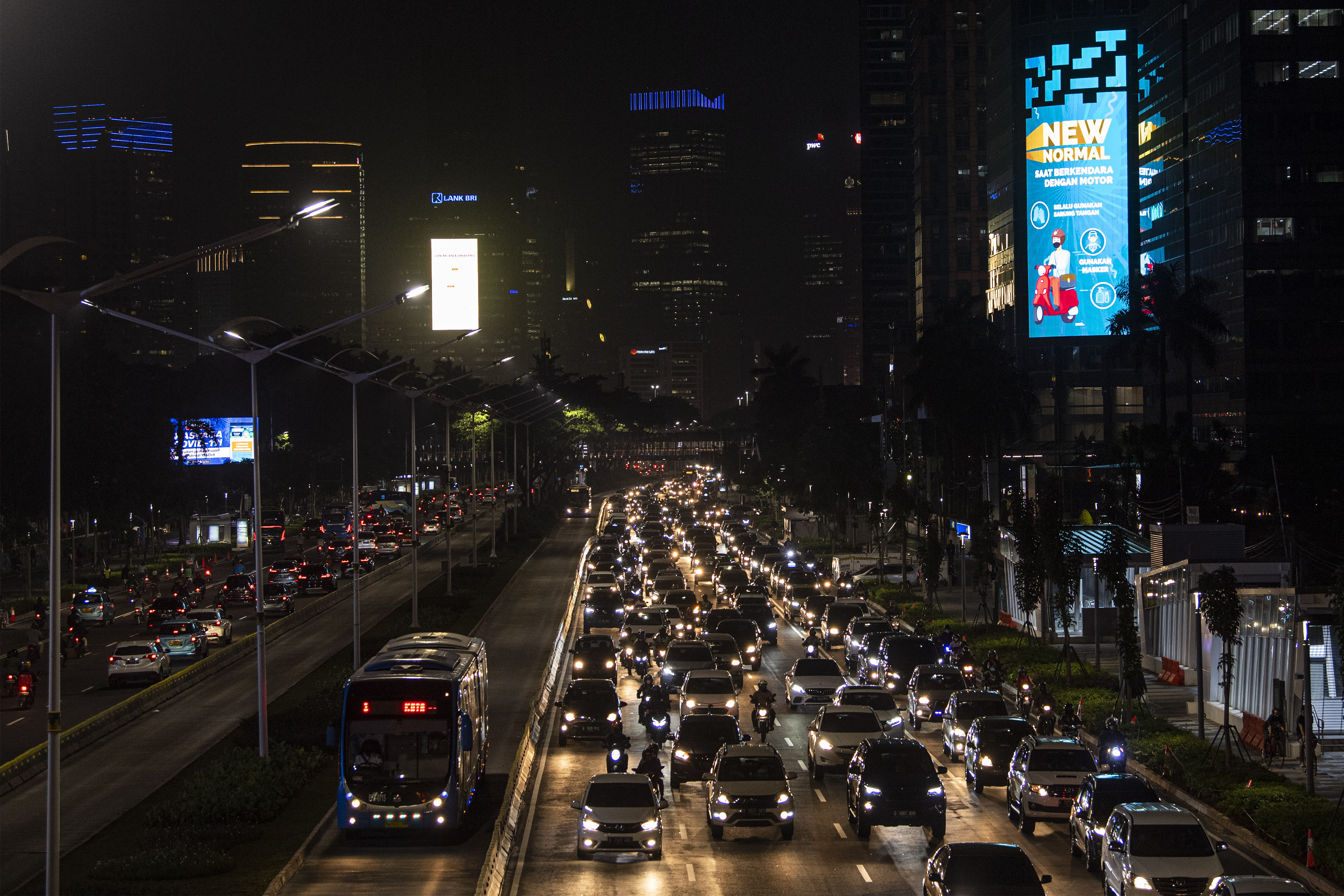 Kepadatan lalu lintas di jalan protokol Jakarta saat PSBB transisi